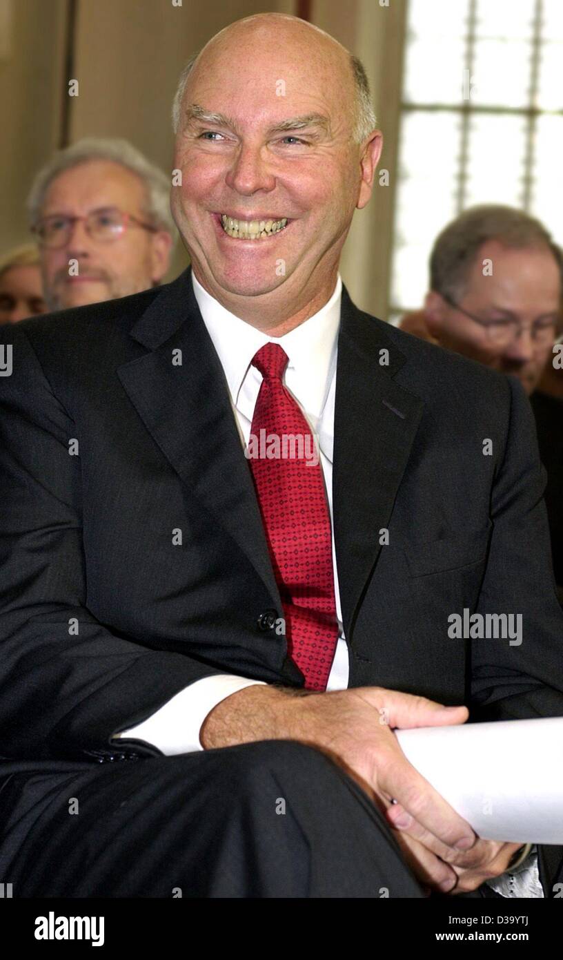 (dpa) - US scientist Craig Venter smiles as he listens to the laudation speech during his award ceremony in Frankfurt, 14 March 2002. The 54-year-old biologist was awarded the Paul Ehrlich and Ludwig Darmstaedter Prize for his method of deciphering genomes. Venter was the first to decipher the entir Stock Photo
