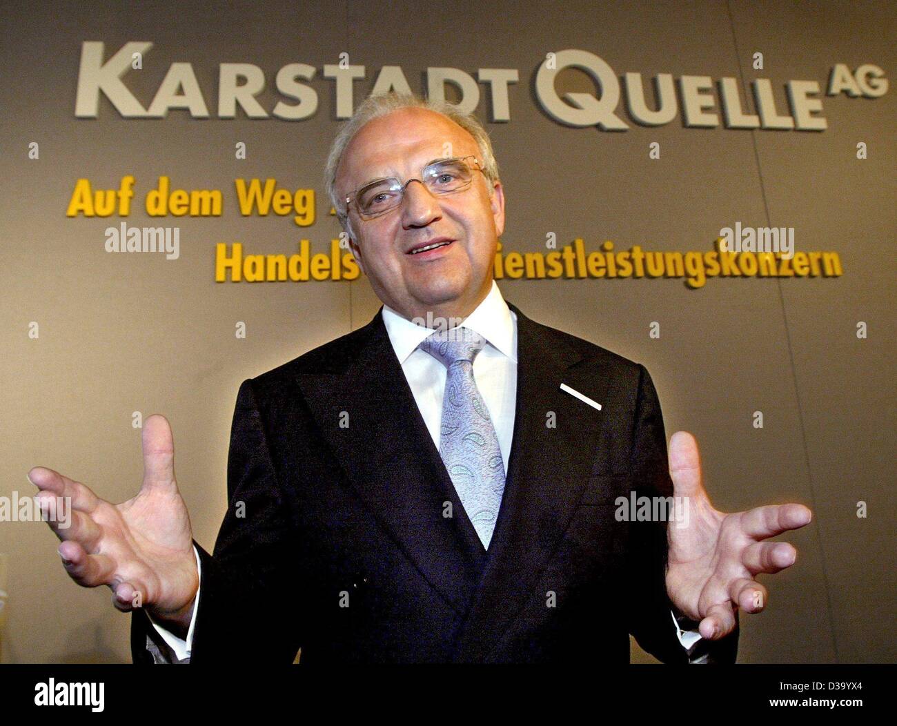 (dpa) - Wolfgang Urban, CEO of the German department store chain KarstadtQuelle, presents the company's results at a press conference in Duesseldorf, Germany, 22 May 2002. Currently employees of the department stores Karstadt and the mail order business Quelle are fighting against the planned cancel Stock Photo