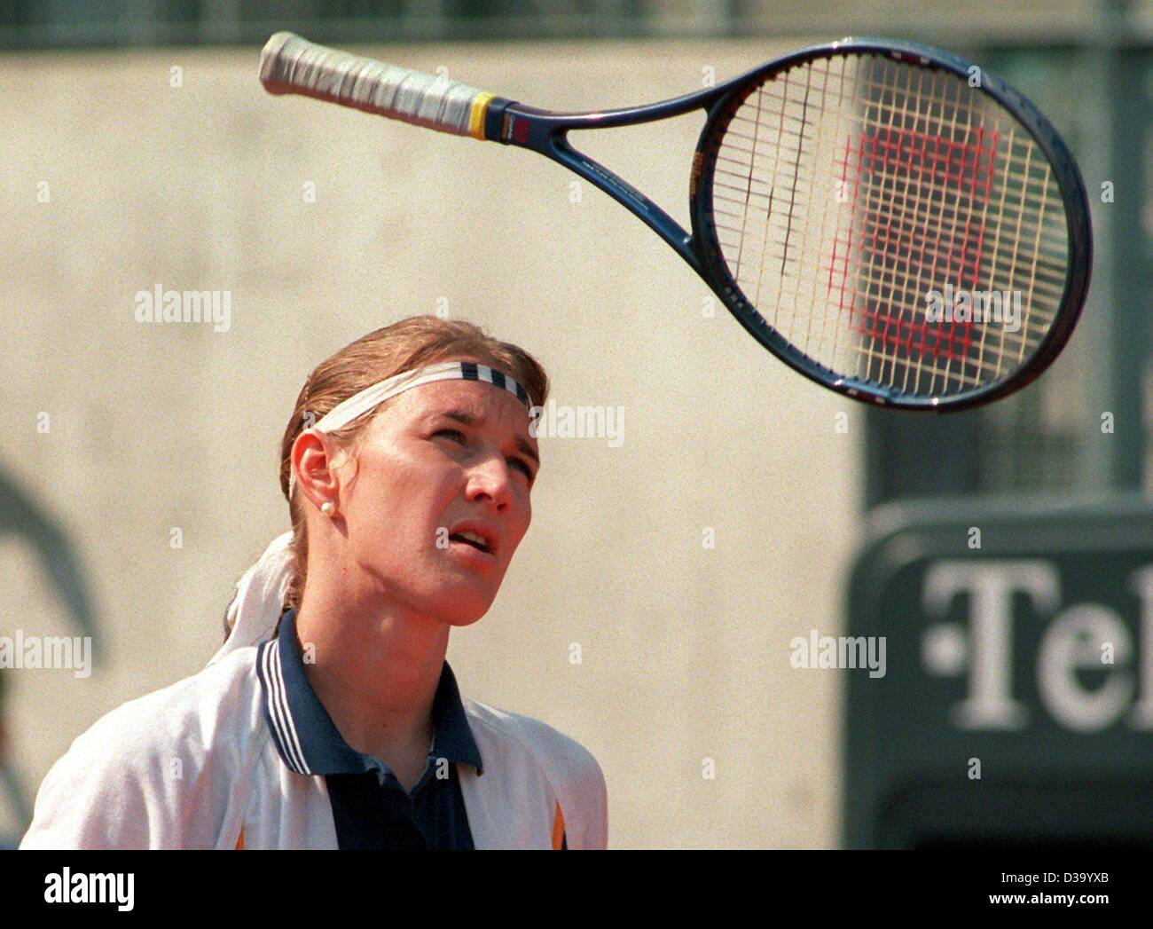 (dpa) Steffi Graf, German tennis world champion, throws her tennis