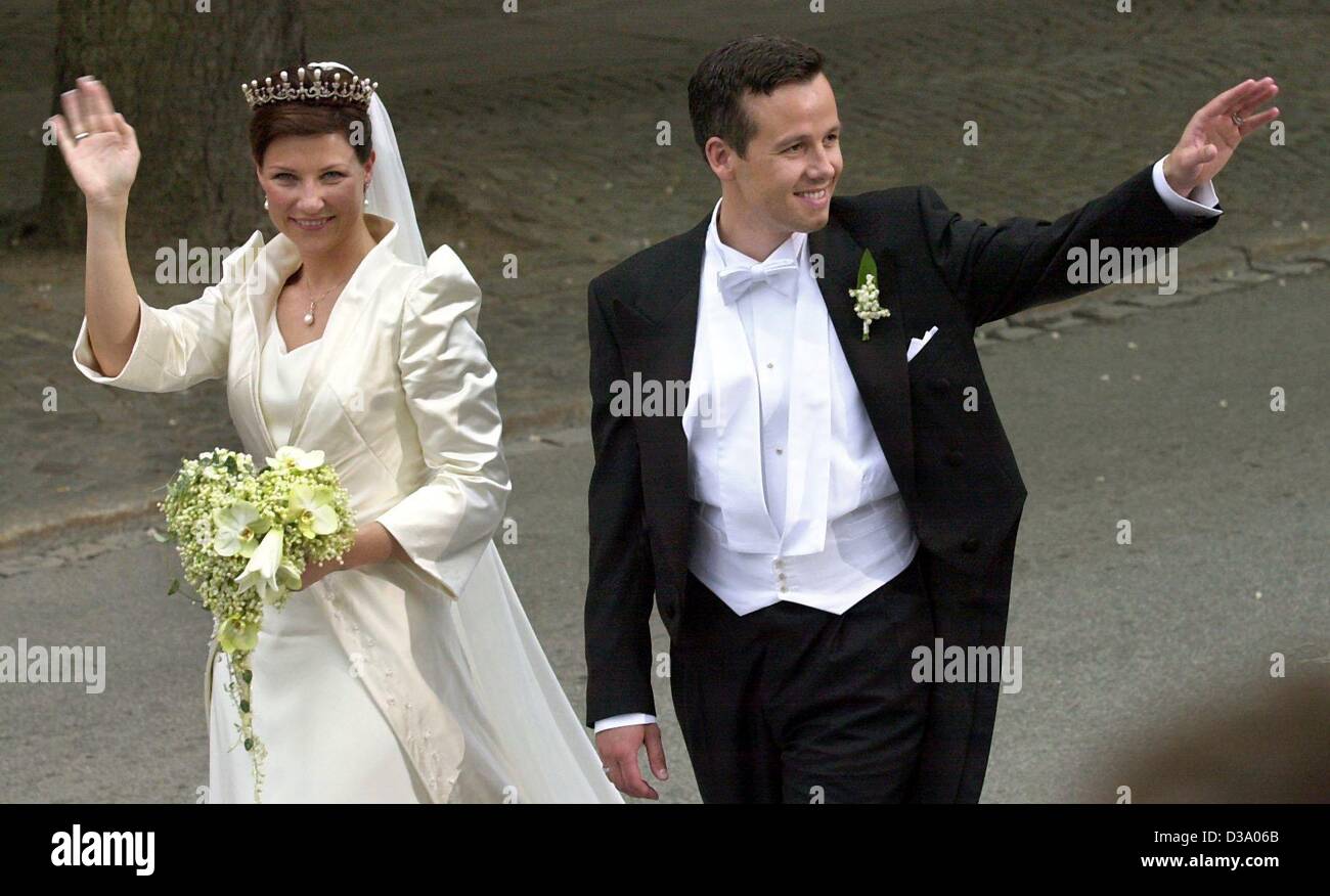 (dpa) - Princess Maertha Louise of Norway and her newly wed husband Ari Behn smile happily as they wave to the cheering crowd after their wedding ceremony in the Nidaros Cathedral, 'Nidarosdomen', in Trondheim, Norway, 24 May 2002. 30-year-old Maertha Louise married her fiance, controversial author  Stock Photo