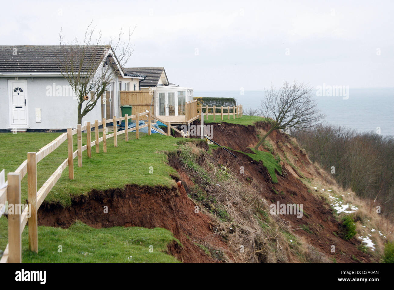 KNIPE POINT HOLIDAY HOMES ON CLIFF EDGE CAYTON BAY, SCARBOROUGH KNIPE POINT LANDSLIDE CAYTON BAY