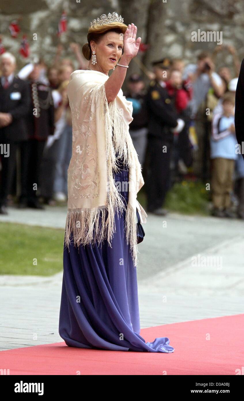 (dpa) - Queen Sonja of Norway waves to the crowd before the wedding ceremony in the Nidaros Cathedral, 'Nidarosdomen', in Trondheim, Norway, 24 May 2002. Her daughter, Princess Maertha Louise of Norway, married her fiance, controversial author Ari Behn, with 1800 guests attending. Stock Photo