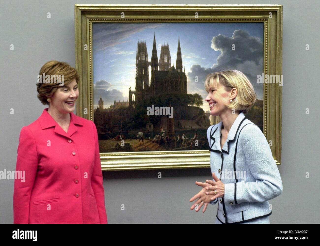(dpa) - US First Lady Laura Bush (L), and Doris Schroeder-Koepf, the wife of German Chancellor Gerhard Schroeder, have fun visiting the National Gallery in Berlin, 23 May 2002. They were shown pictures of French and German artists by the museum's director. After lunch they went to hear President Bus Stock Photo