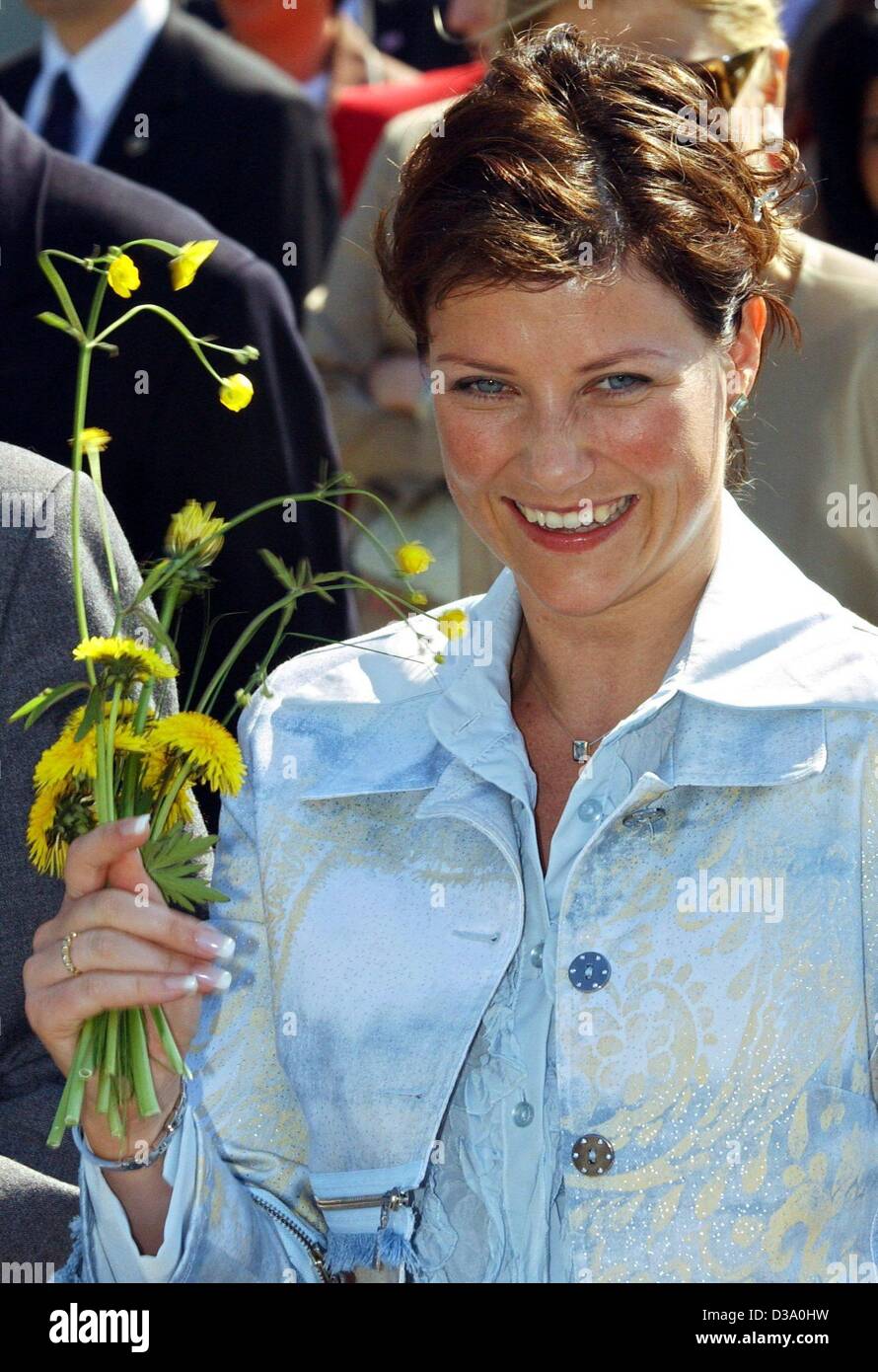 (dpa) - Princess Maertha Louise of Norway smiles holding a bunch of dandelions she was given by a girl during her sightseeing tour of Trondheim with royal guest prior to her wedding, 23 May 2002. The 30-year-old princess married her fiance, controversial author Ari Behn, in the cathedral of Trondhei Stock Photo