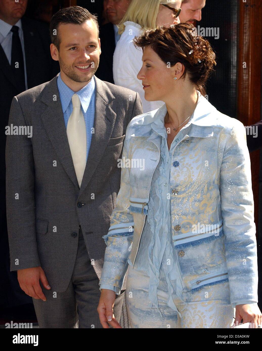 (dpa) - Princess Maertha Louise of Norway throws a glance at her bridegroom Ari Behn while they make a sightseeing tour with their royal guest in Trondheim prior to their wedding, 23 May 2002. Maertha Louise will marry her fiance Ari Behn in the cathedral of Trondheim, Norway, 24 May. Stock Photo