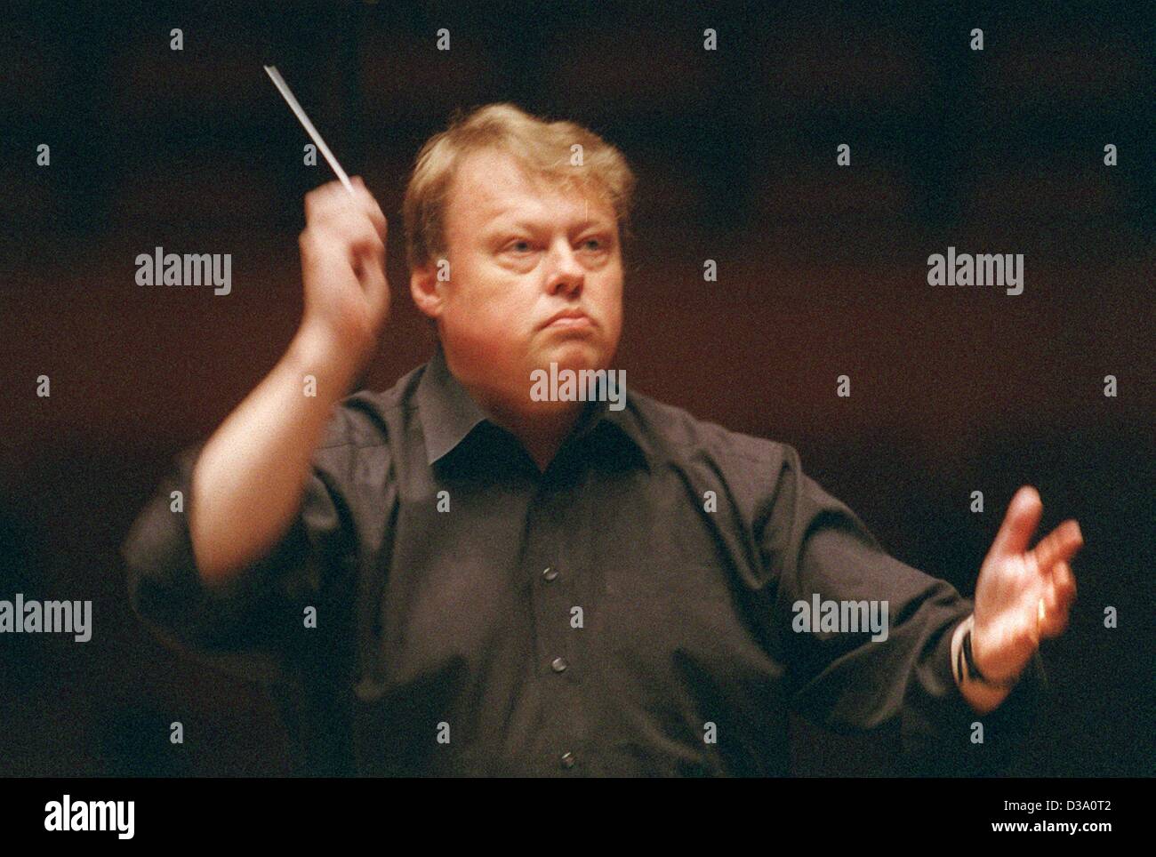 (dpa) - British conductor Richard Hickox, performs during a rehearsal at the Philharmonics in Cologne, Germany, 19 April 2002. Hickox works internationally with European and US orchestras. Stock Photo