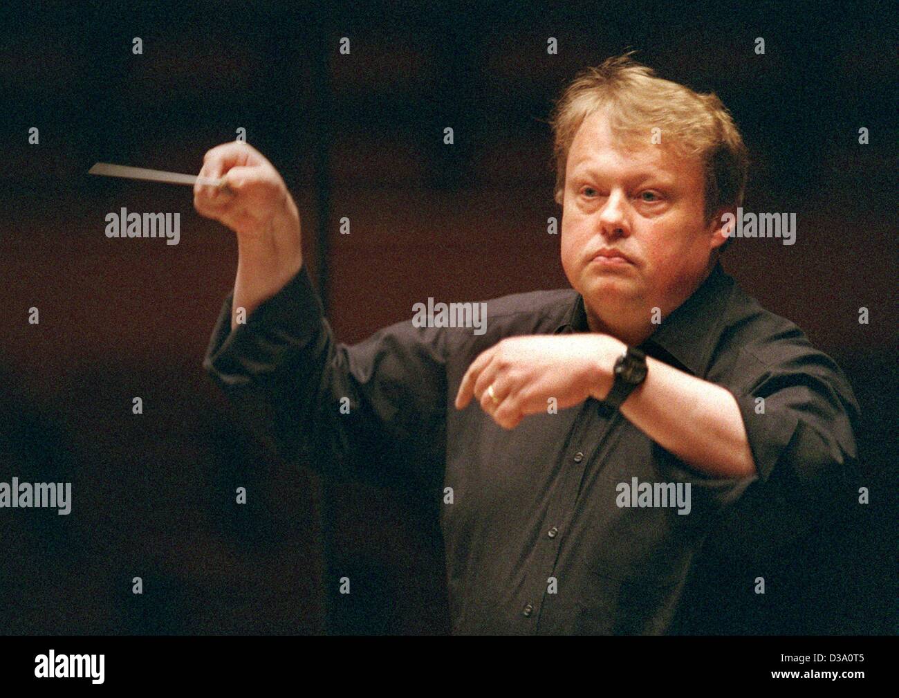 (dpa) - British conductor Richard Hickox, performs during a rehearsal at the Philharmonics in Cologne, Germany, 19 April 2002. Hickox works internationally with European and US orchestras. Stock Photo