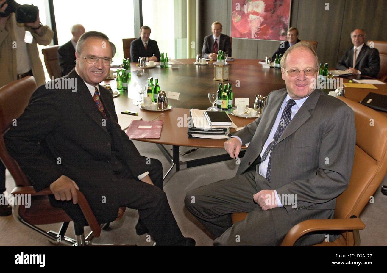 (dpa) - German Finance Minister Hans Eichel (L) and the chairman of the German Central Bank, Ernst Welteke, during the first meeting of the new board of the chairmen of the Central Banks  in Frankfurt, 8 May 2002. Stock Photo
