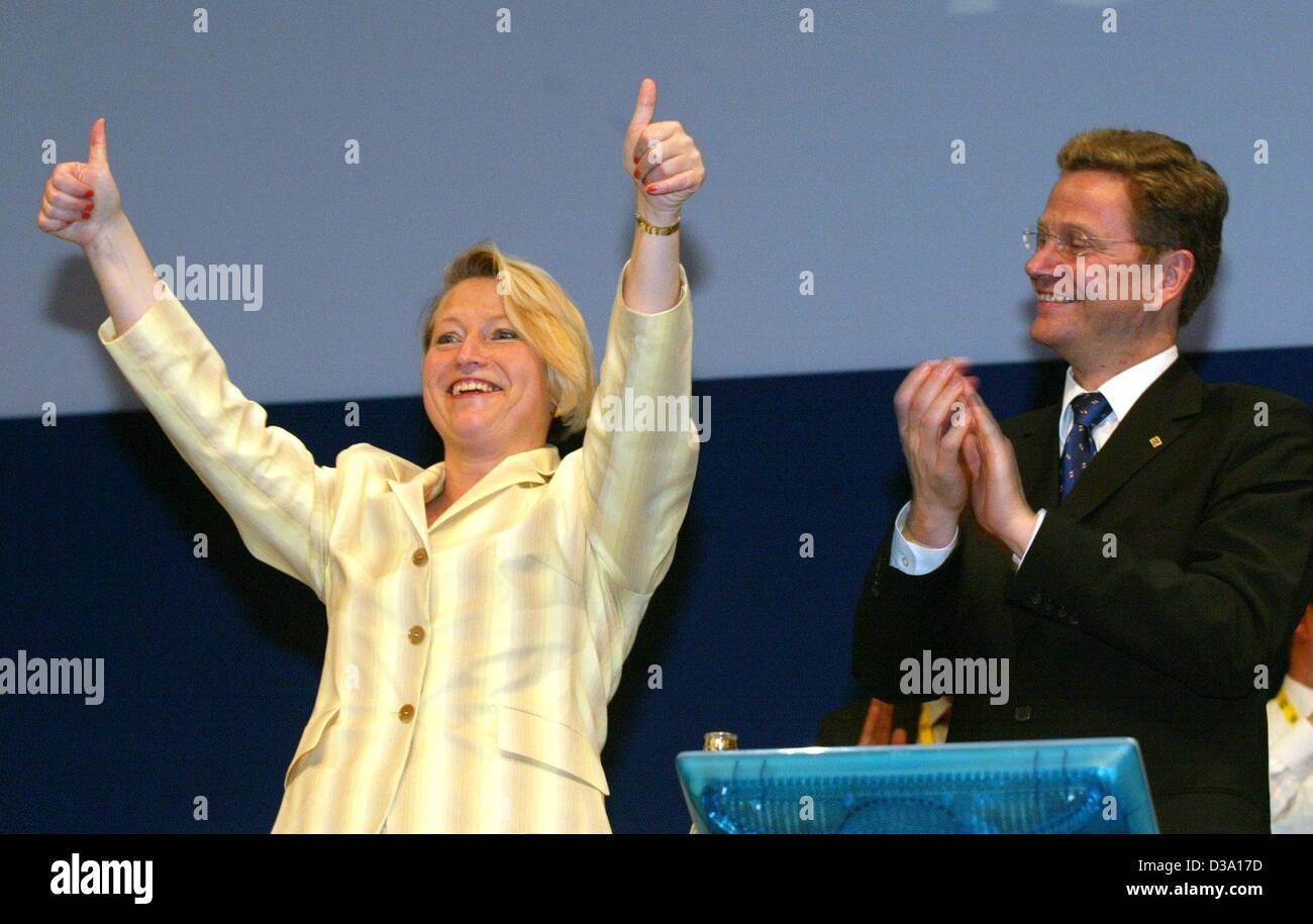 (dpa) - The head of Germany's Free Democratic Party (FDP) Guido Westerwelle applauds his cheering secretary general Cornelia Pieper, who just finished her speech in Mannheim, 10 May 2002. Pieper presented the party's programme for the elections on 22 September 2002. Another topic is whether Westerwe Stock Photo