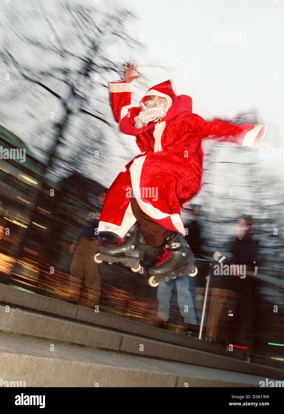 (dpa) - O Rolly Night.... Santa Claus jumps as he skates along the Jungfernstieg in Hamburg, 18 December 1996. Stock Photo