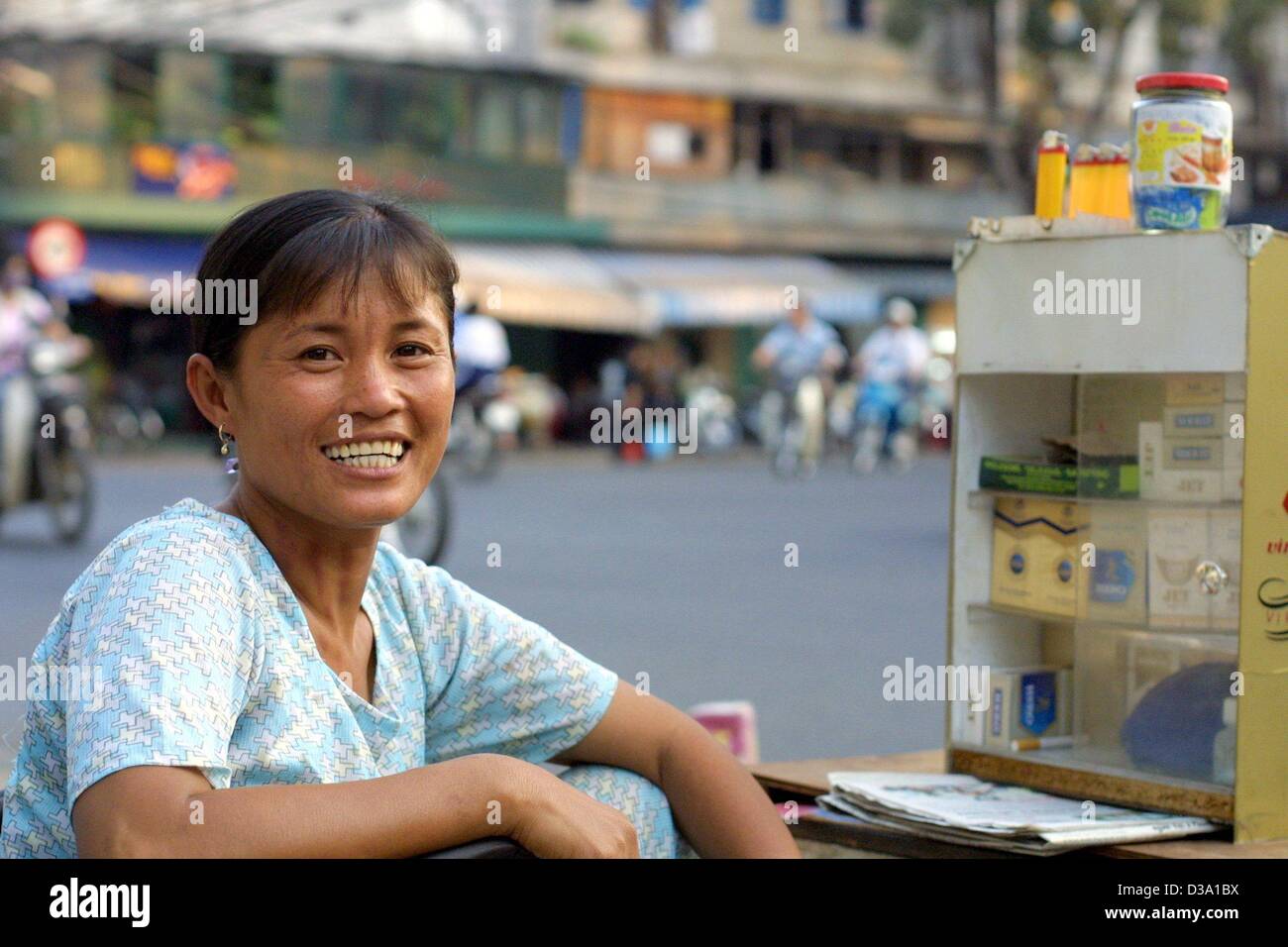 dpa) - A Vietnamese woman is selling cigarettes in the city centre of Ho  Chi Minh City, formerly Saigon, Vietnam, 27 February 2002 Stock Photo