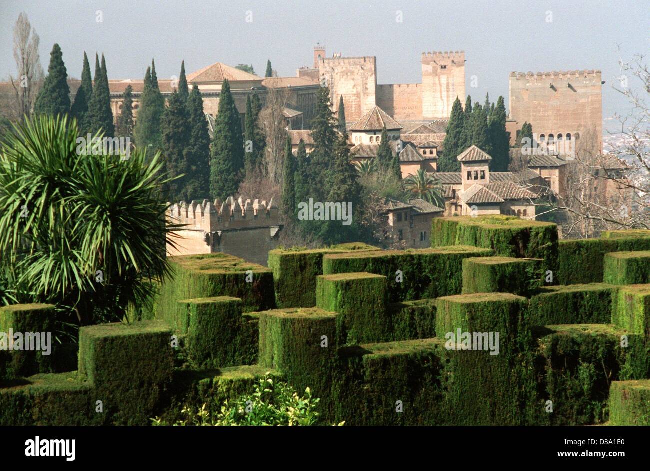 (dpa) - The gardens of the summer residence Generalife with a view of the Alhambra of Granada, 10 March 2002. The ancient palace of the Alhambra was founded in the 13th century and was inhabited for 250 years by Moorish kings of the Nasrid dynasty and marks a climax of Islamic architecture. In 1984  Stock Photo