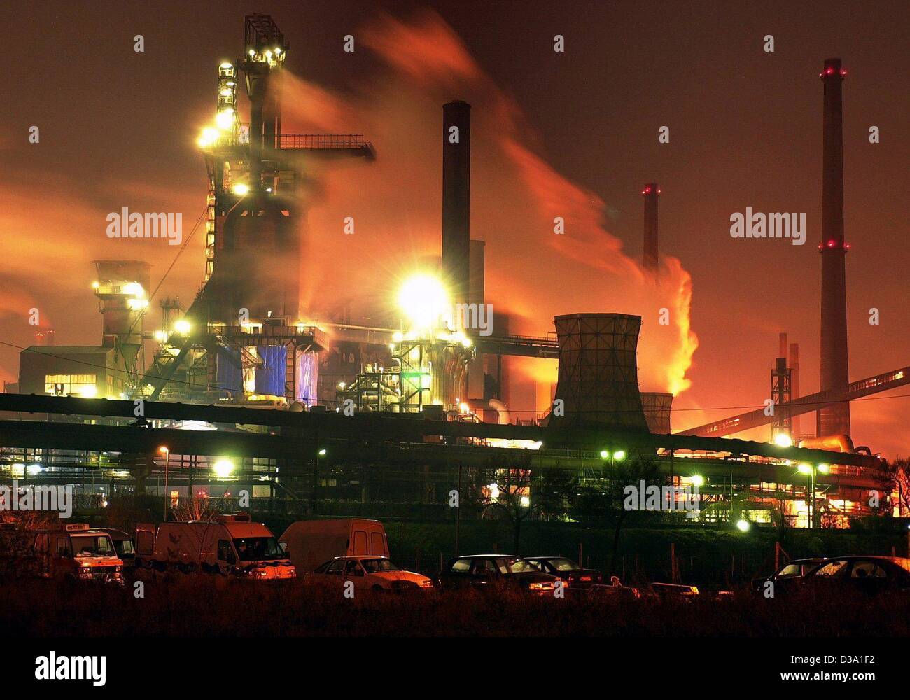 (dpa) - The steel mill of German steel group ThyssenKrupp in Duisburg, 11 January 2001. At night the huge melting pots illuminate the sky in fiery red. Measuring 12 square kilometers, the steelwork is one of Germany's biggest industrial plants. Stock Photo