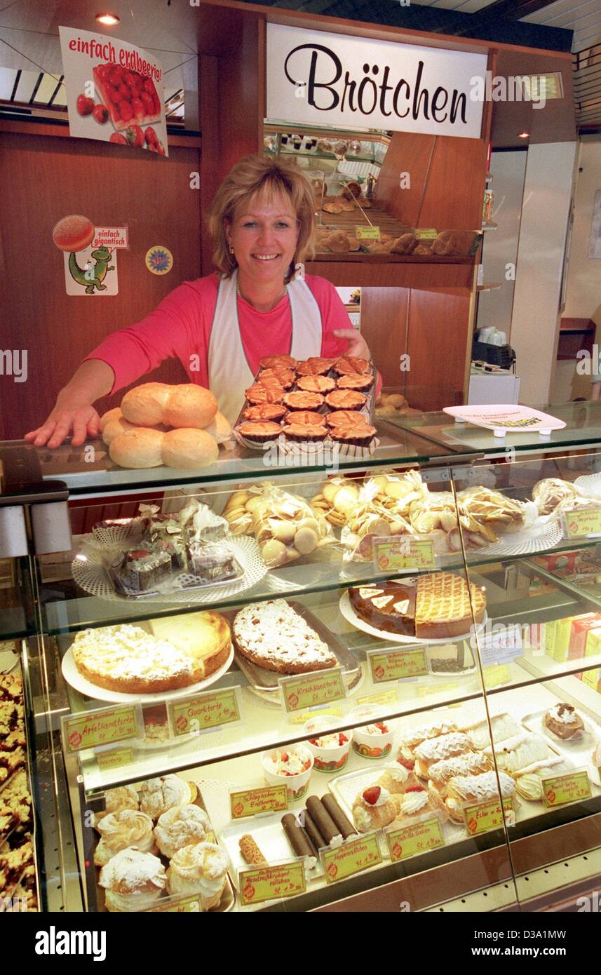 dpa) - Bakery owner Karola Friedemann in her family bakery shop in Leipzig,  Germany, 3 April 2002. More and more small, privately owned bakeries are  forced to give up due to the