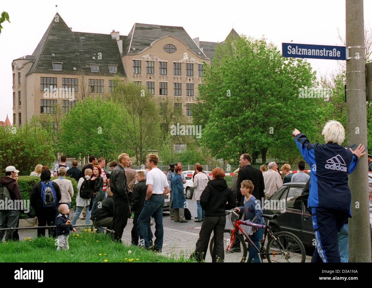 Dpa Pupils And Residents Stand In Front Of An Erfurt School The Stock Photo Alamy
