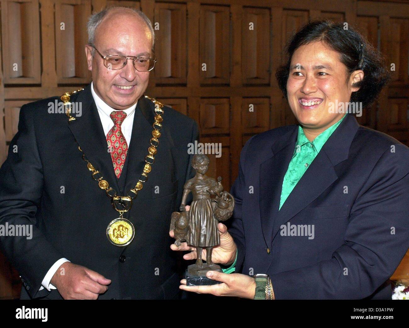 (dpa) - The Thai crown princess Maha Chakri Sirindhorn (R) is welcomed by mayor Juergen Danielowski (L) in the town hall of Goettingen, Germany, 26 February 2002. In her hand she is holding a present by the mayor, a Gaenseliesel statuette ('geese-keeping Lisa' being a traditional figure and the town Stock Photo