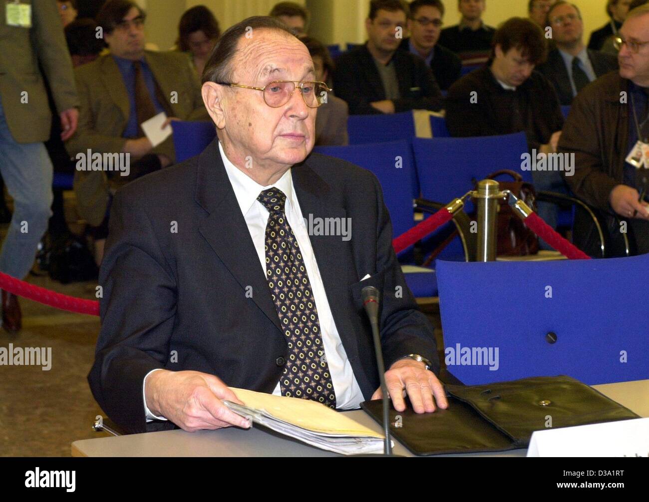 (dpa) - The former German Foreign Minister Hans-Dietrich Genscher sitting as witness at the board of inquiry investigating the CDU donation affair in Berlin, 25 January 2001. The hearing had to clarify whether bribe money was paid in a tank deal with Saudi Arabia. Stock Photo