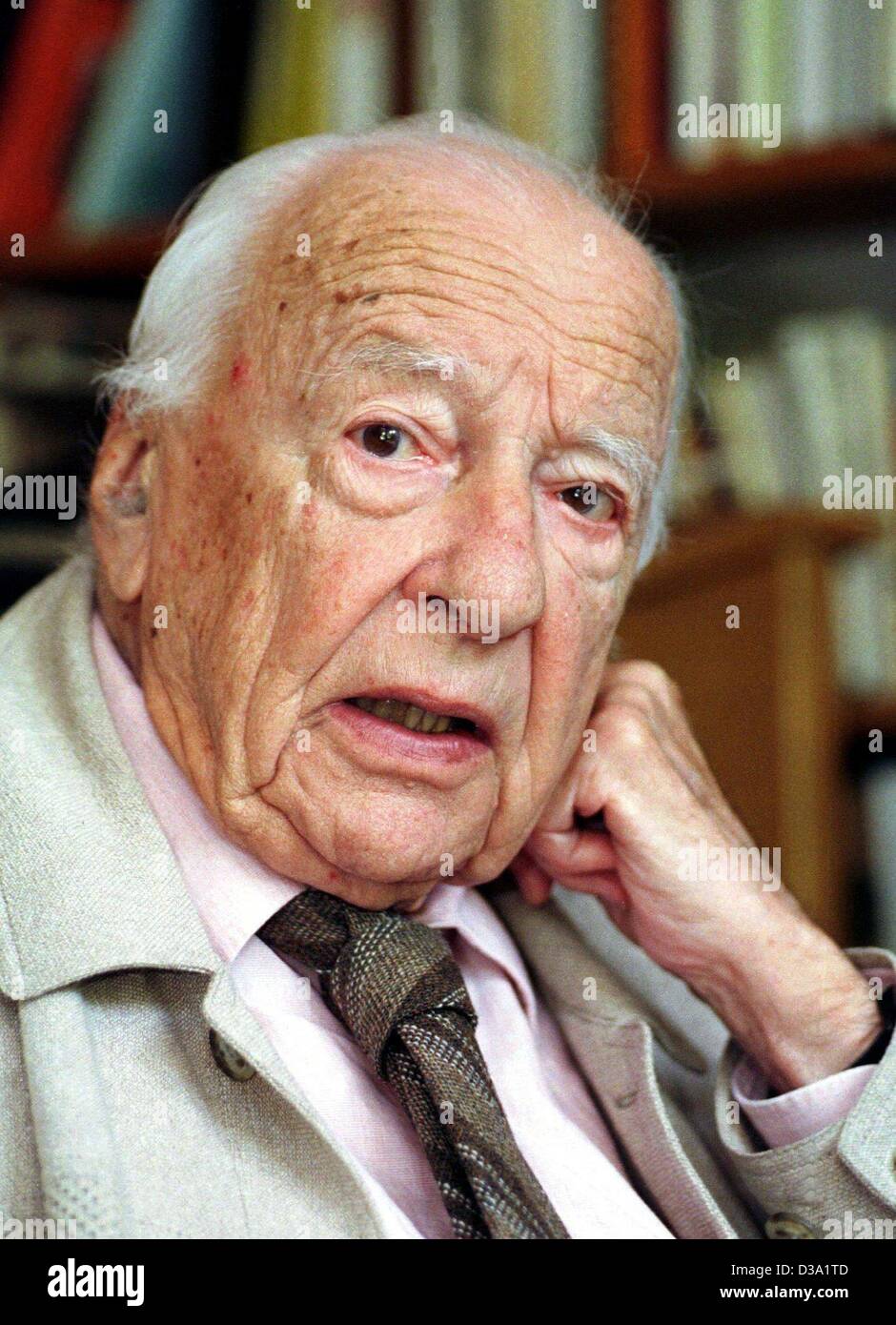 (dpa) - The German philosopher Hans-Georg Gadamer during an interview in his home in Heidelberg, 6 February 2002. The worldwide renowned philosopher celebrated his 102nd birthday on 11 February 2002 and died only a few weeks later on 13 March. His last publications were 'Der Anfang der Philosophie'  Stock Photo