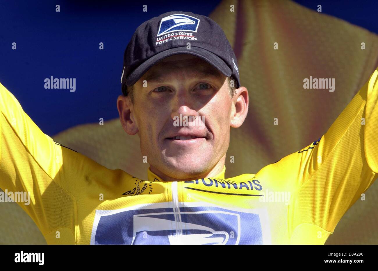 (dpa) - Retaining the yellow jersey US Lance Armstrong of the US Postal Service team jubilates after the 16th stage of the Tour De France from Les Deux-Alpes to La Plagne, in La Plage, 24 July 2002. Stock Photo