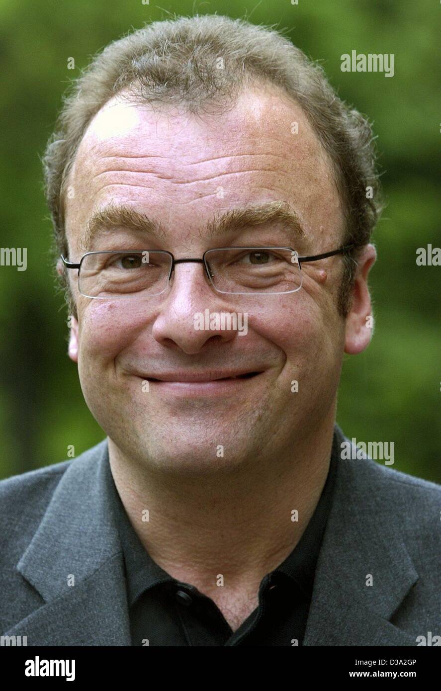 (dpa) - Robert Menasse, Austrian author, smiles in Berlin, 26 May 2002. Menasse received the 'Lion Feuchtwanger Award' for his novel 'Expulsion From Hell'. He was born in Vienna, 1952. Stock Photo