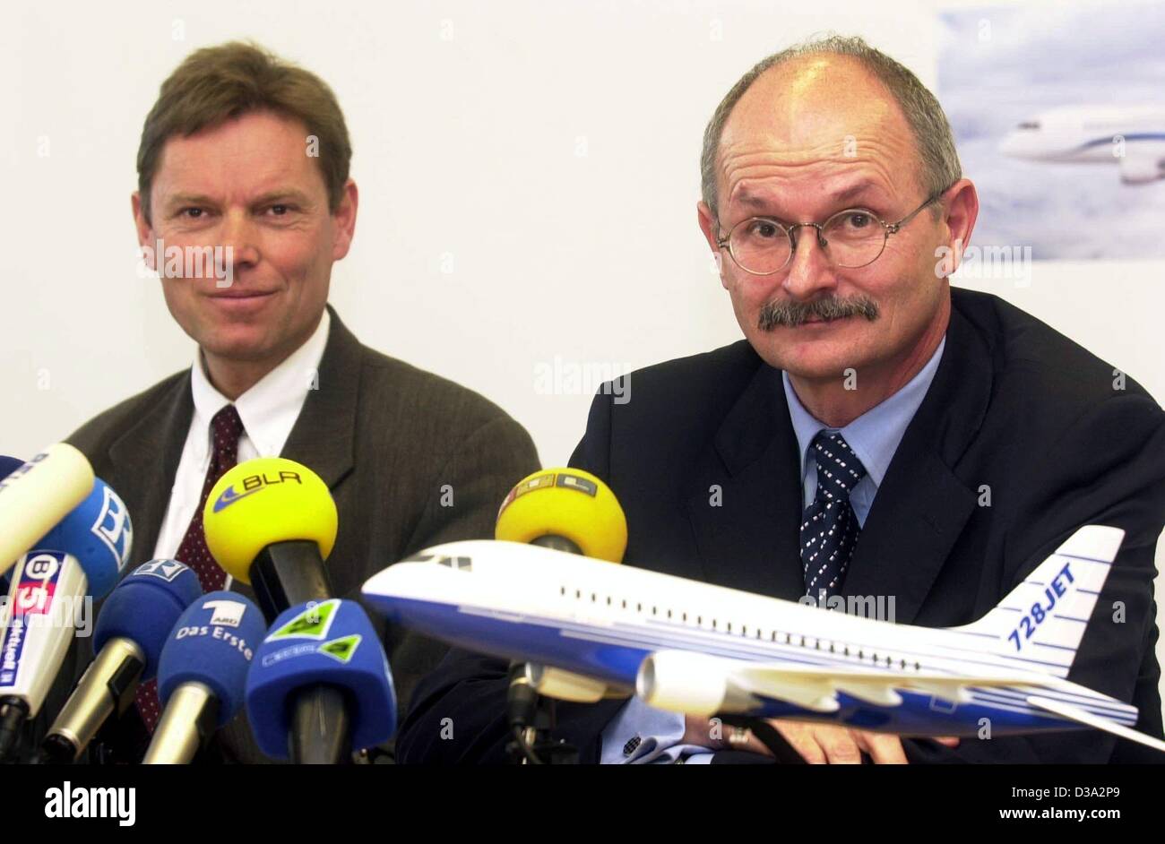 (dpa) - Thomas Brandt (L), Managing Director of aircraft manufacturer Fairchild Dornier, and lawyer and insolvency administrator Eberhard Braun, report on the company's future at a press conference at the company's headquarters in Oberpfaffenhofen near Munich, 2 April 2002. The Bavarian-based German Stock Photo