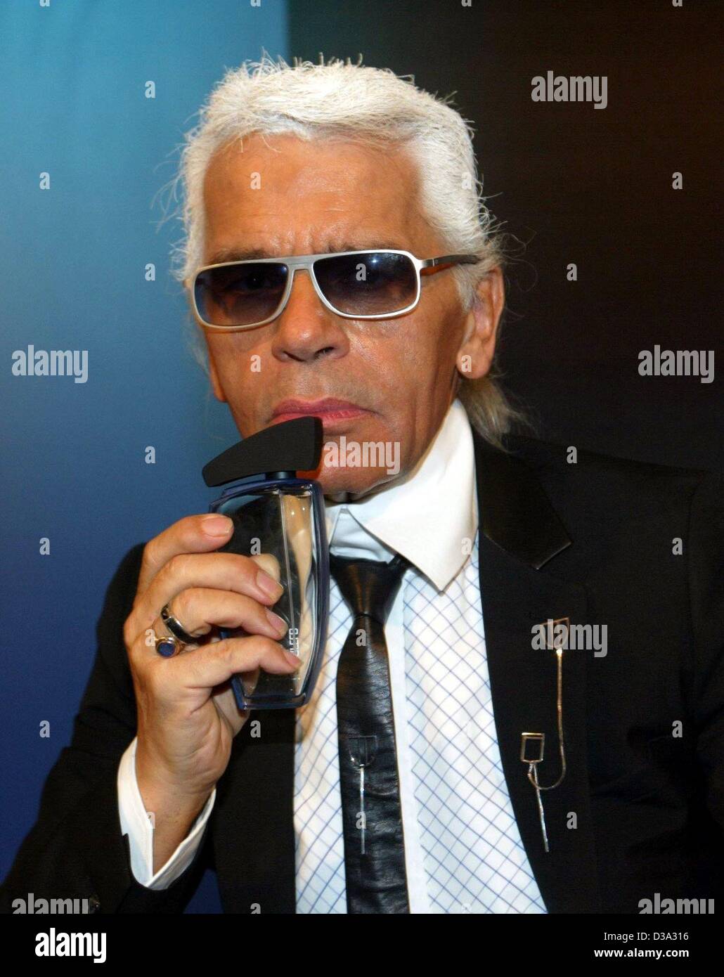 (dpa) - Fashion designer Karl Lagerfeld presents his new fragrance 'Lagerfeld Man' to the press in Munich, 17 July 2002. Stock Photo