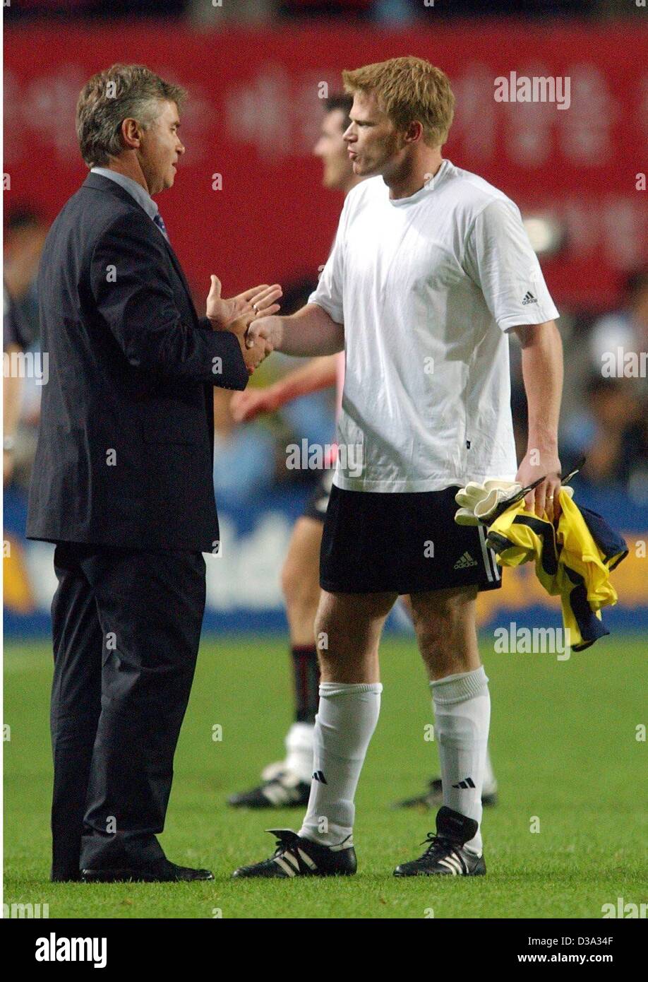 (dpa) - Guus Hiddink, Dutch trainer of the South Korean soccer team, congratulates Oliver Kahn, goalkeeper and team captain of the German team, after winning the semi final against South Korea at the FIFA World Cup in Seoul, 25 June 2002. By beating South Korea 1:0 Germany qualified for the 7th time Stock Photo