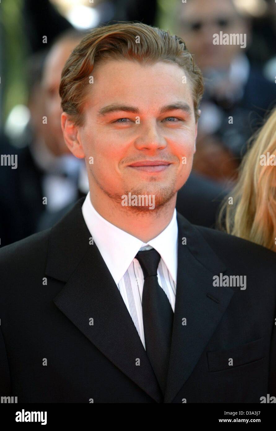 (dpa) - US actor Leonardo Di Caprio smiles as he arrives at the 55th International Film Festival in Cannes, 20 May 2002. Stock Photo