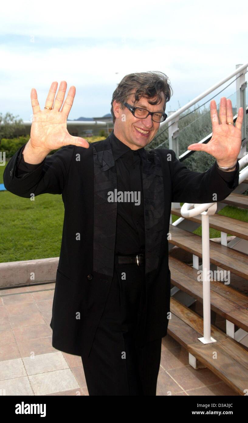 (dpa) - German film director Wim Wenders gestures during the 55th International Film Festival in Cannes, 22 May 2002. Stock Photo