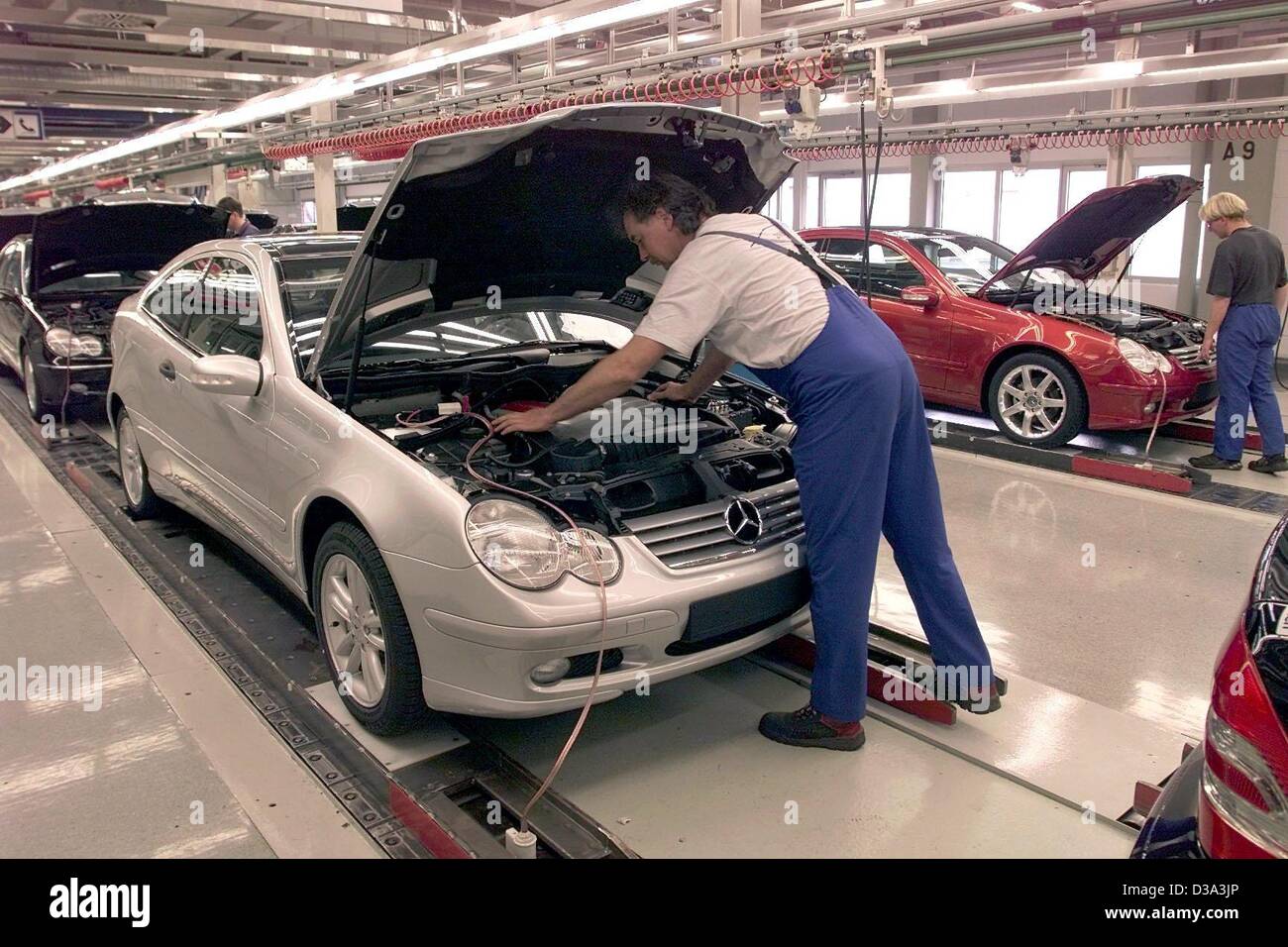 (dpa files) - A worker of DaimlerChrysler controls of the finnish assembly line 'Finnishband' the new C-Class Mercedes Benz in Sindelfingen, Germany, 19 February 2001. Stock Photo