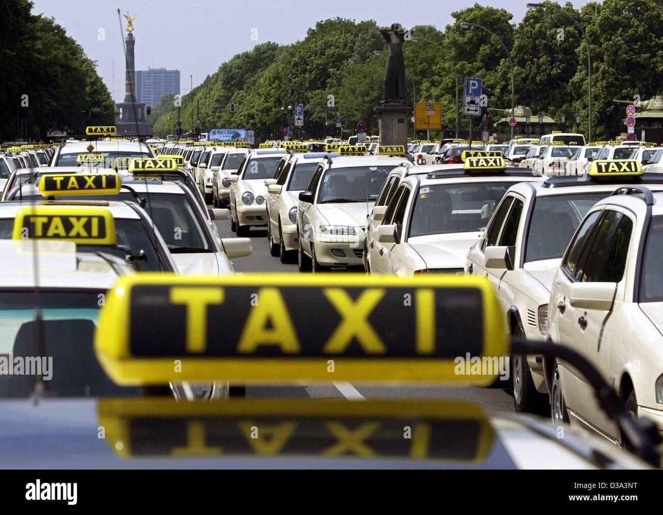 (dpa) - A parade of some 1200 taxis were blocking the streets to ...