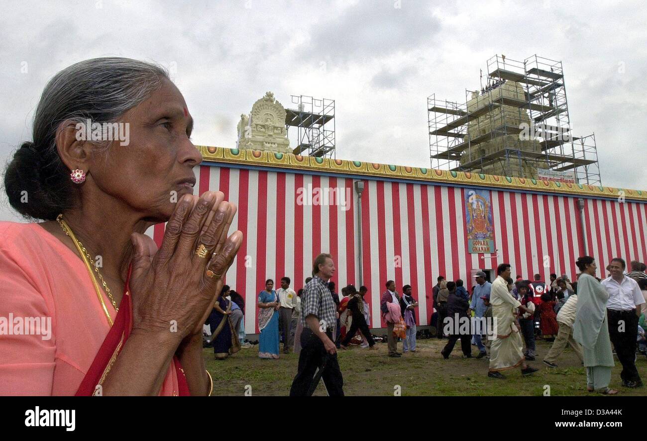(dpa) - Saraswathy from Sri Lanka prays in front of the new inaugurated Hindu temple in Hamm, Germany, 7 July 2002. Stock Photo
