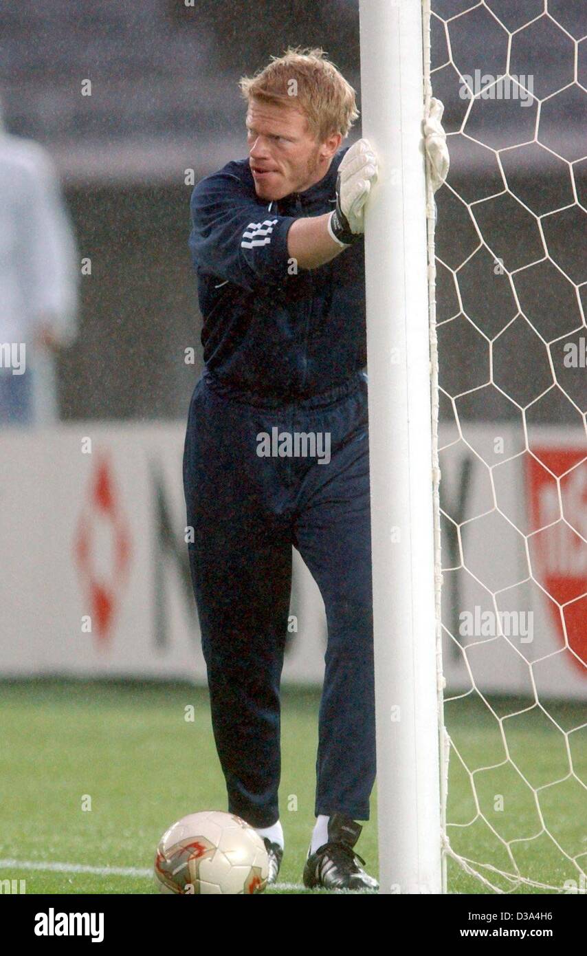 (dpa) - Oliver Kahn, German goalkeeper and captain, stretches during a training session at Yokohama International Stadium, 29 June 2002, ahead of the 2002 FIFA World Cup final between Germany and Brazil. Stock Photo