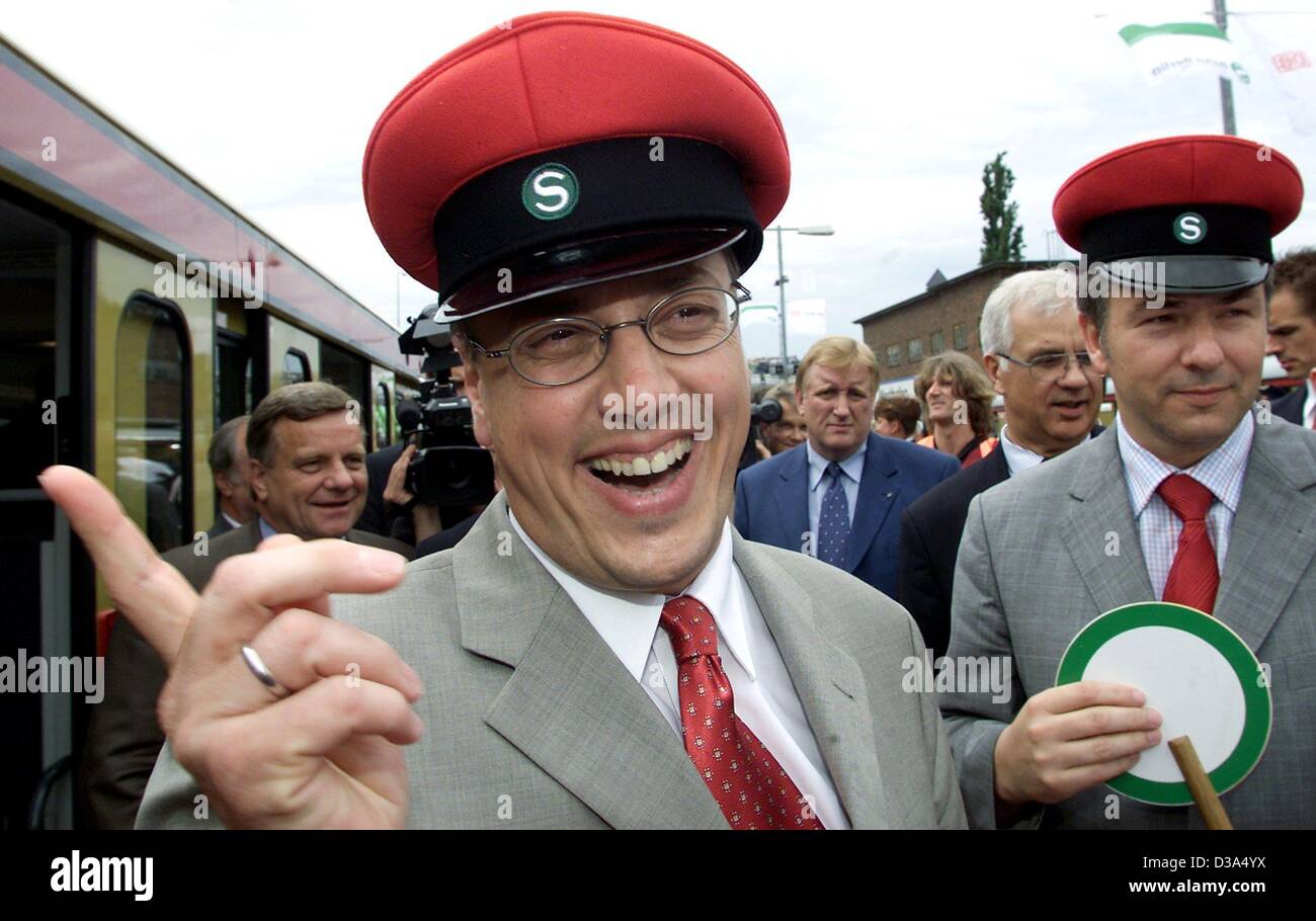 (dpa) - With guard's hats on their heads German Transport Minister Kurt Bodewig (L) and Berlin's mayor Klaus Wowereit symbolically reopen the railway ring in Berlin for public transport, 15 June 2002. Almost 41 years after the construction of the Berlin Wall, which cut the railway track, the last mi Stock Photo