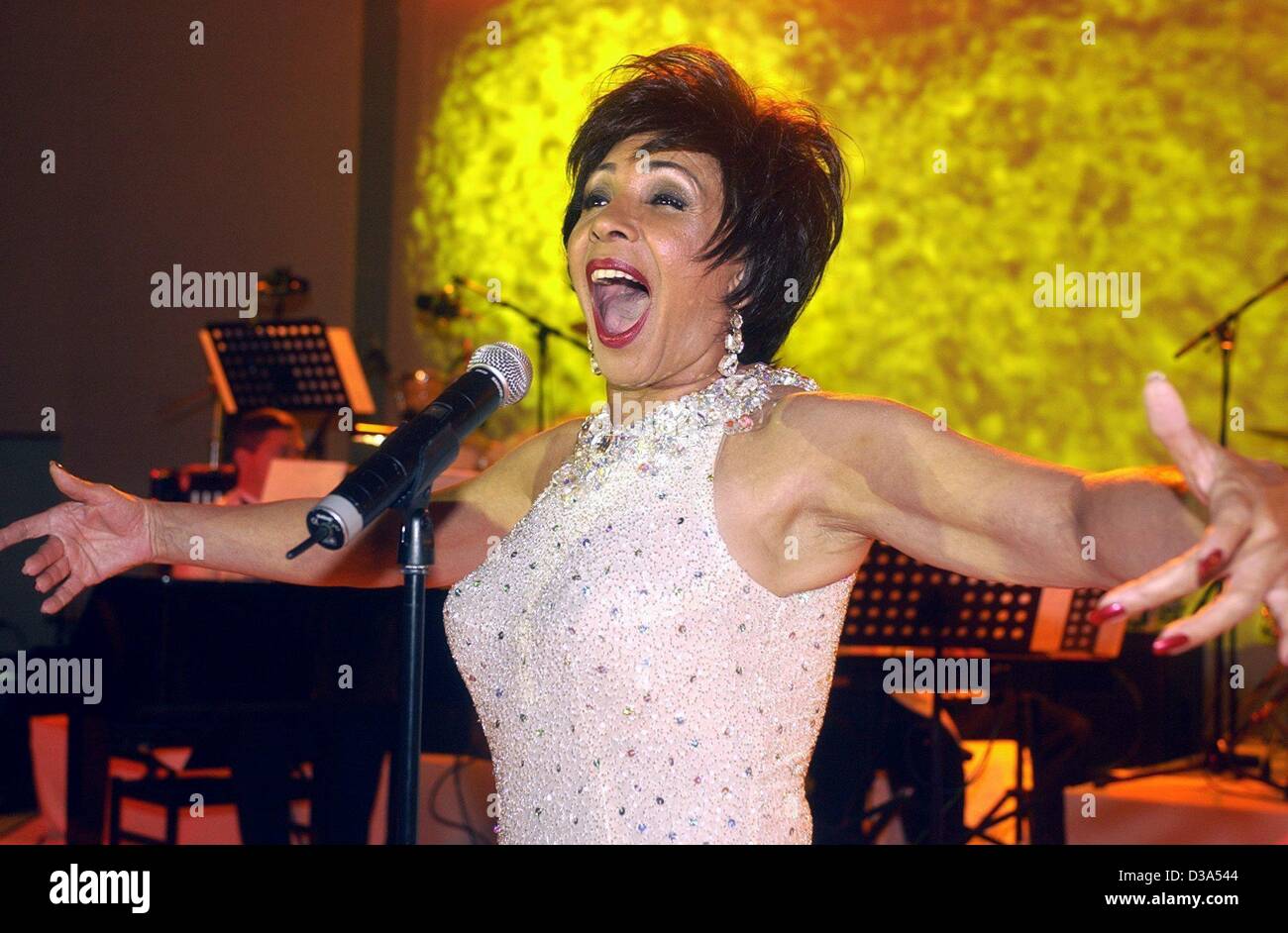 (dpa) - British singer Shirley Bassey performs at a German charity gala 'Rosenball', in Berlin, 8 June 2002. The charity event, which was initiated in the 1980's  to establish the German Stroke Foundation, was held in Berlin for the first time. Stock Photo