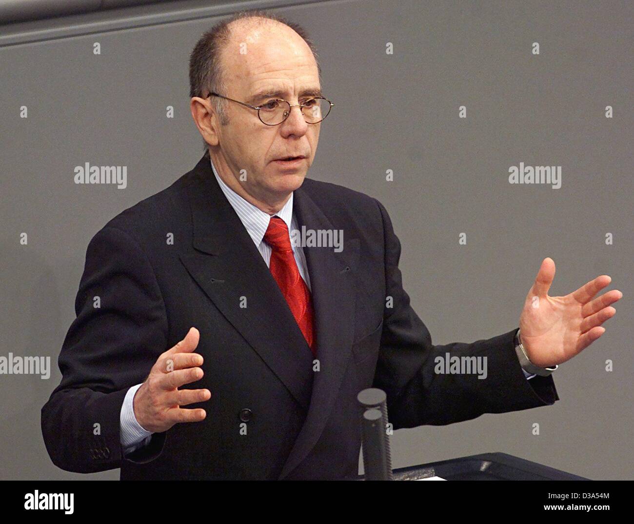 (dpa files) - Walter Riester, German Labour Minister and member of the Social Democratic Party (SPD), delivers a speech in the German parliament, the 'Bundestag' in Berlin, 5 April 2001. Stock Photo
