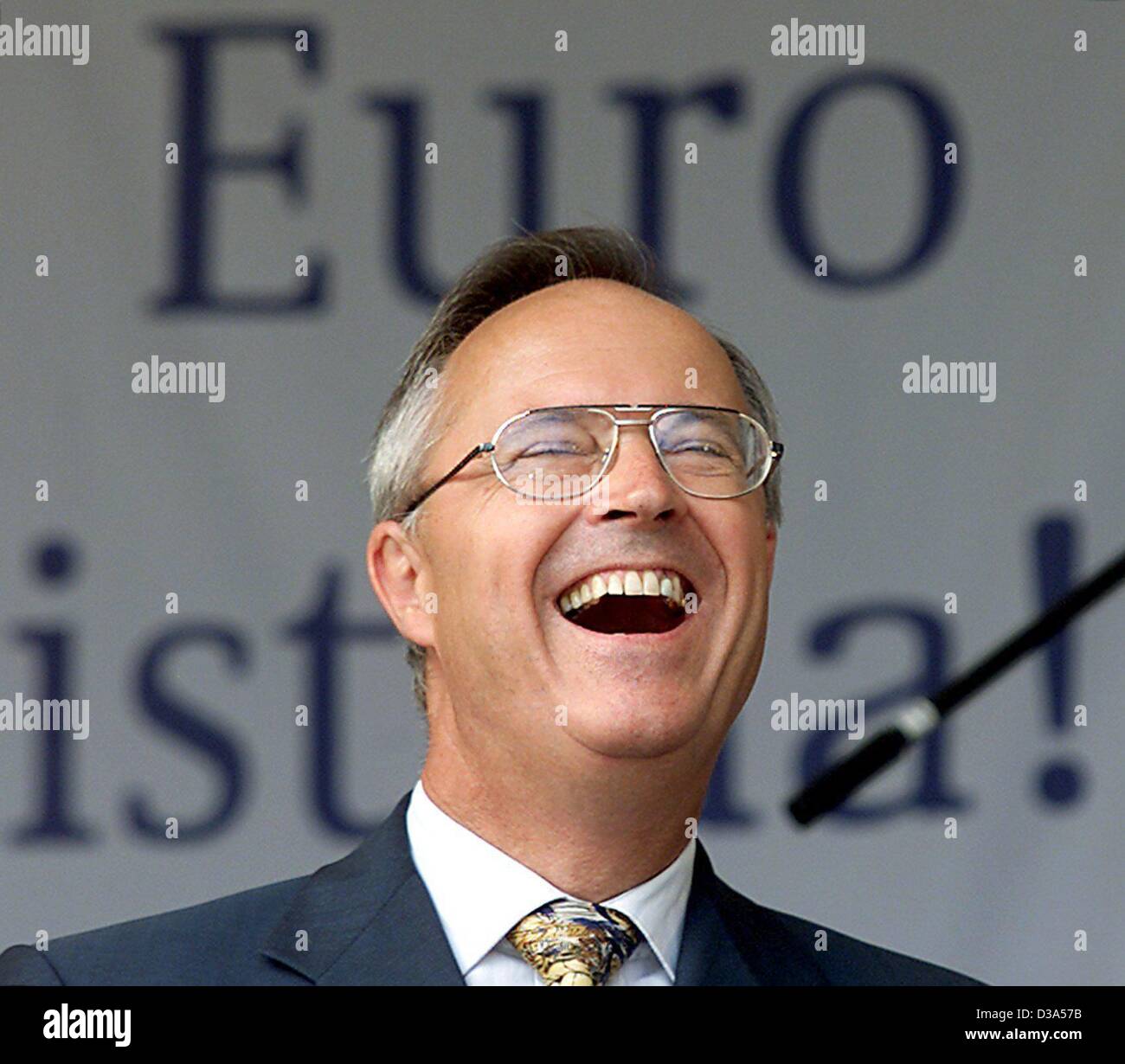 (dpa) - The German Finance Minister Hans Eichel (SPD) is laughing hard at the open day of his ministry in Berlin, 2 September 2001. Many citizens used the opportunity to ask questions concerning the Euro. Stock Photo