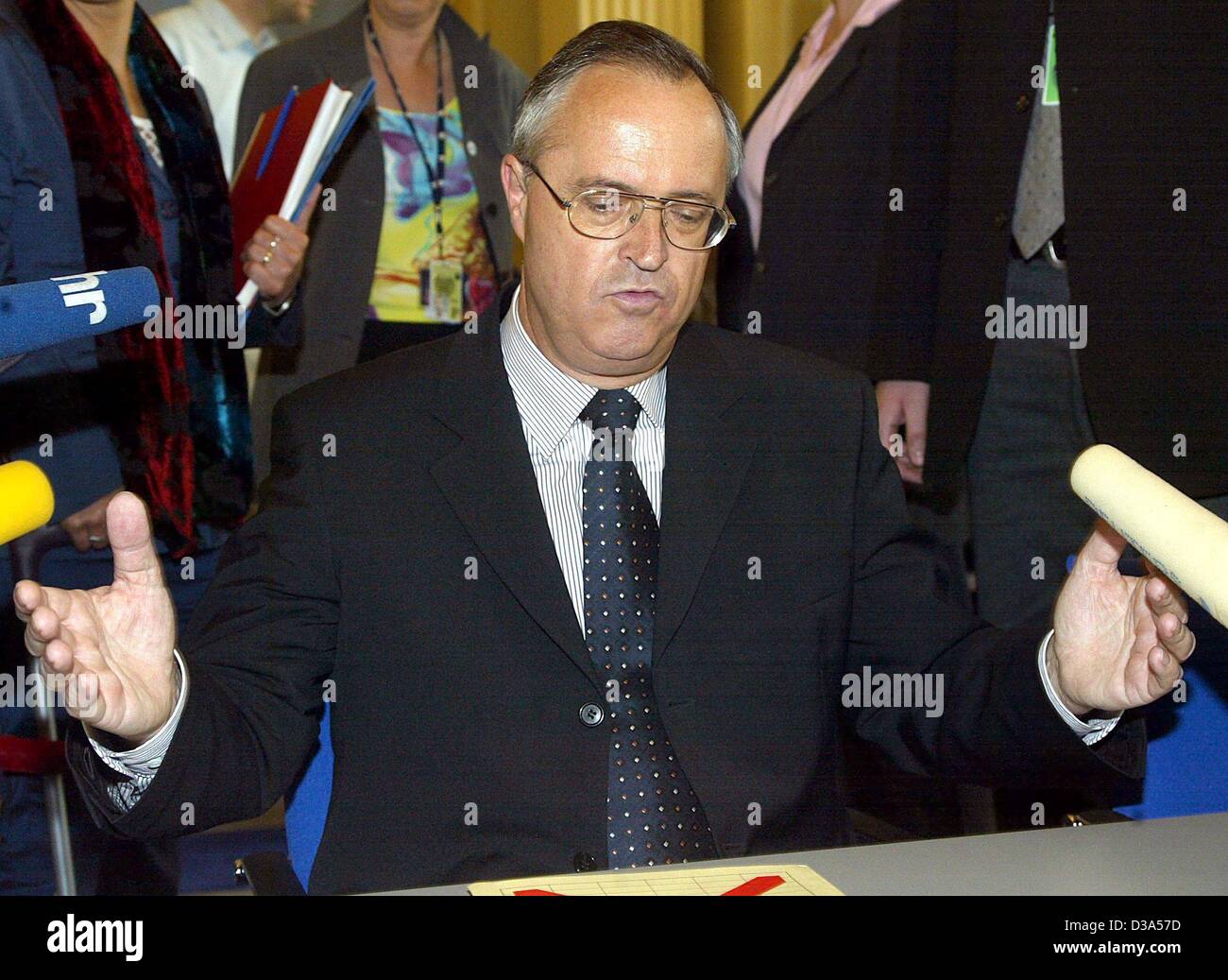 (dpa) - The German Finance Minister Hans Eichel (SPD) spreads his arms while speaking as witness at the board of inquiry investigating the so called Leuna affair, Berlin, 18 April 2002. Stock Photo
