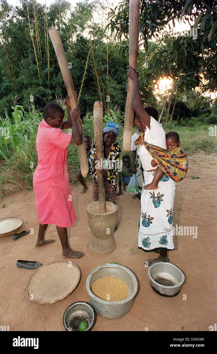 Women grinding corn hires stock photography and images Alamy