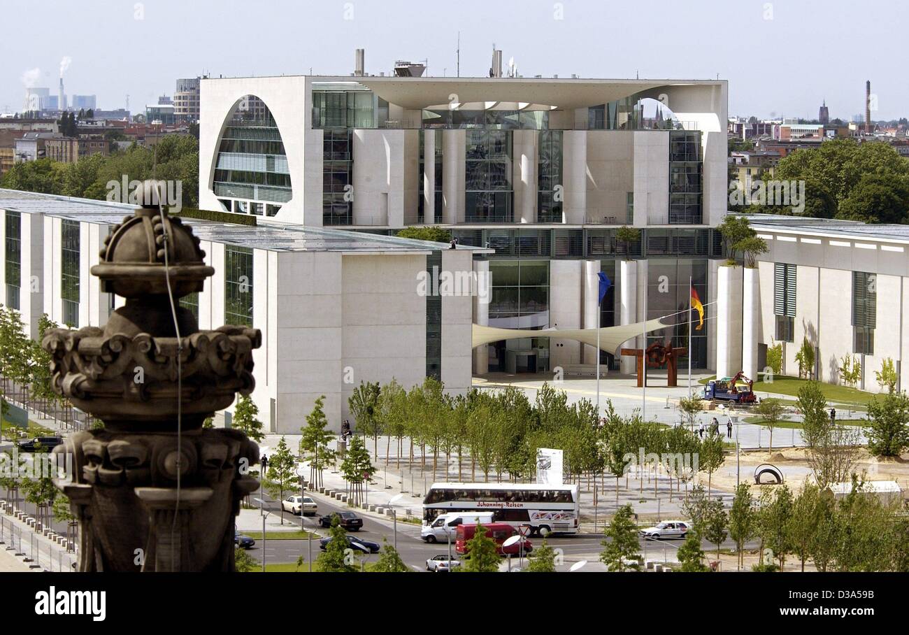 (dpa) - The Chancellor's Office in Berlin, pictured from the roof of the 'Reichstag' parliament building, 30 May 2002. Stock Photo