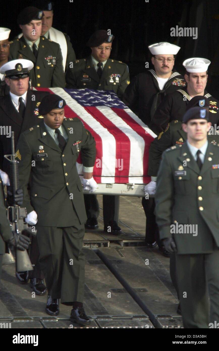 (dpa files) - A US Army honor guard carries the flag-draped coffin containing the remains of a US soldier at Ramstein Air Base, Germany, 5 March 2002 to a plane flying to Dover/Delaware. Altogether nine soldiers, among them seven Americans, had been killed in a missile attack in Afghanistan the day  Stock Photo