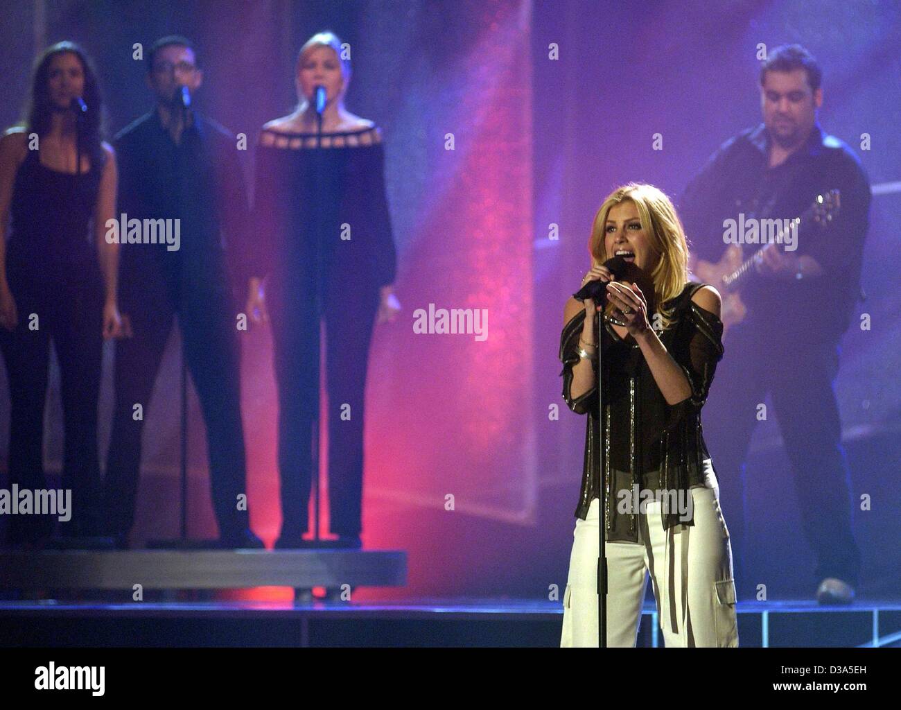 (dpa) US singer Faith Hill performs during a live tv show in