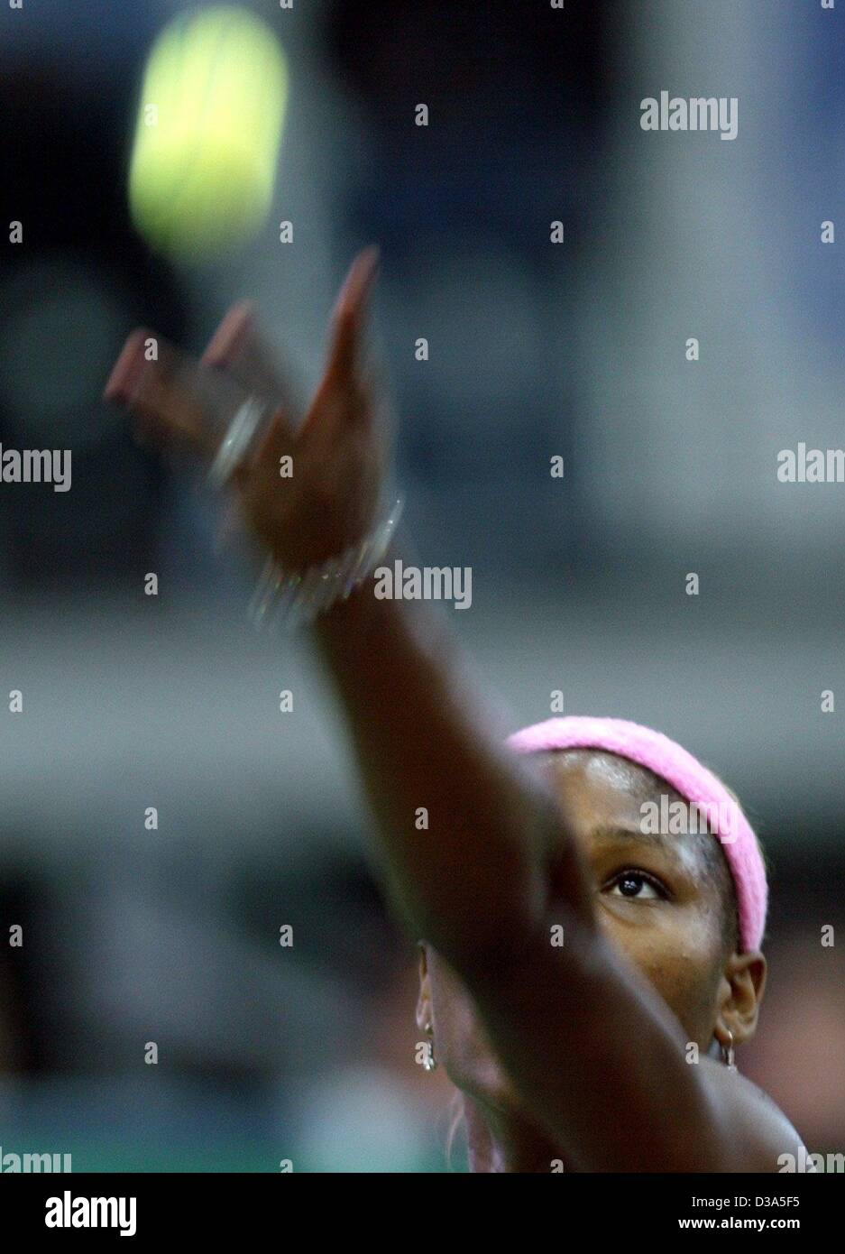 (dpa) - US tennis player Serena Williams serves during the final match of the 13th International Sparkassen Cup WTA Tournament in Leipzig, Germany, 29 September 2002. She defeated Anastasia Myskina 6:3 and 6:2. Stock Photo