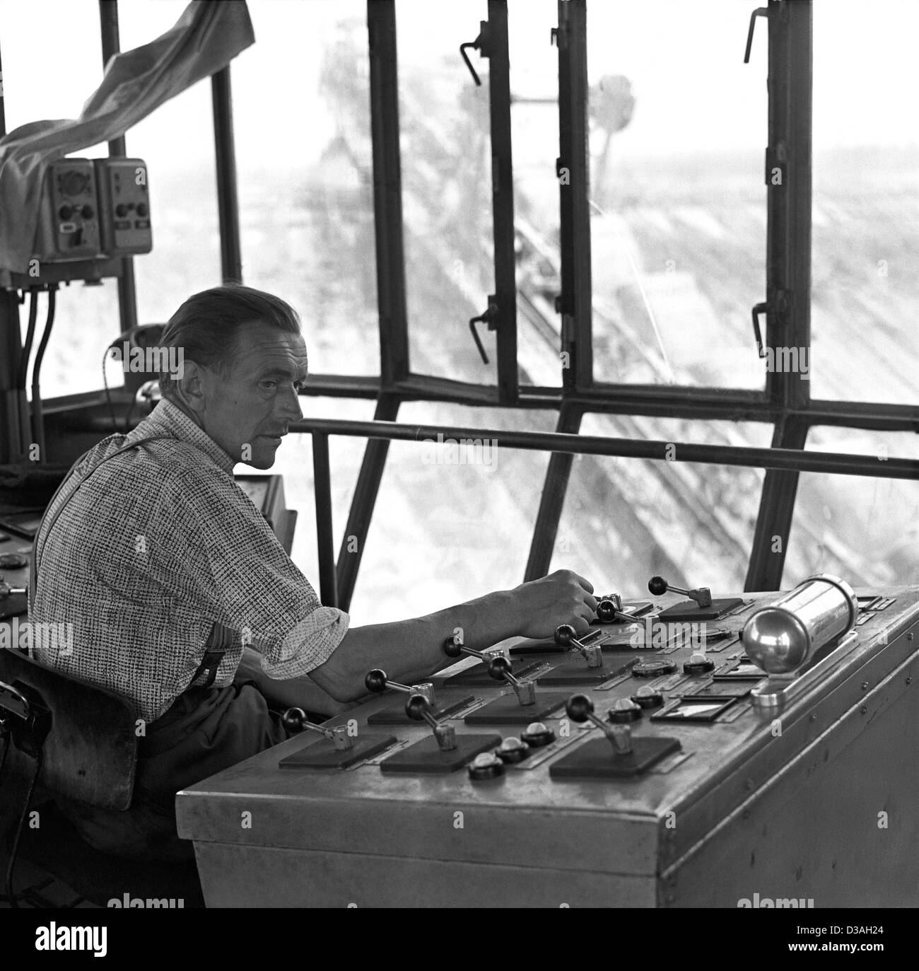 Senftenberg Gdr Workers In One Fuehrerhaus Overburden Excavator