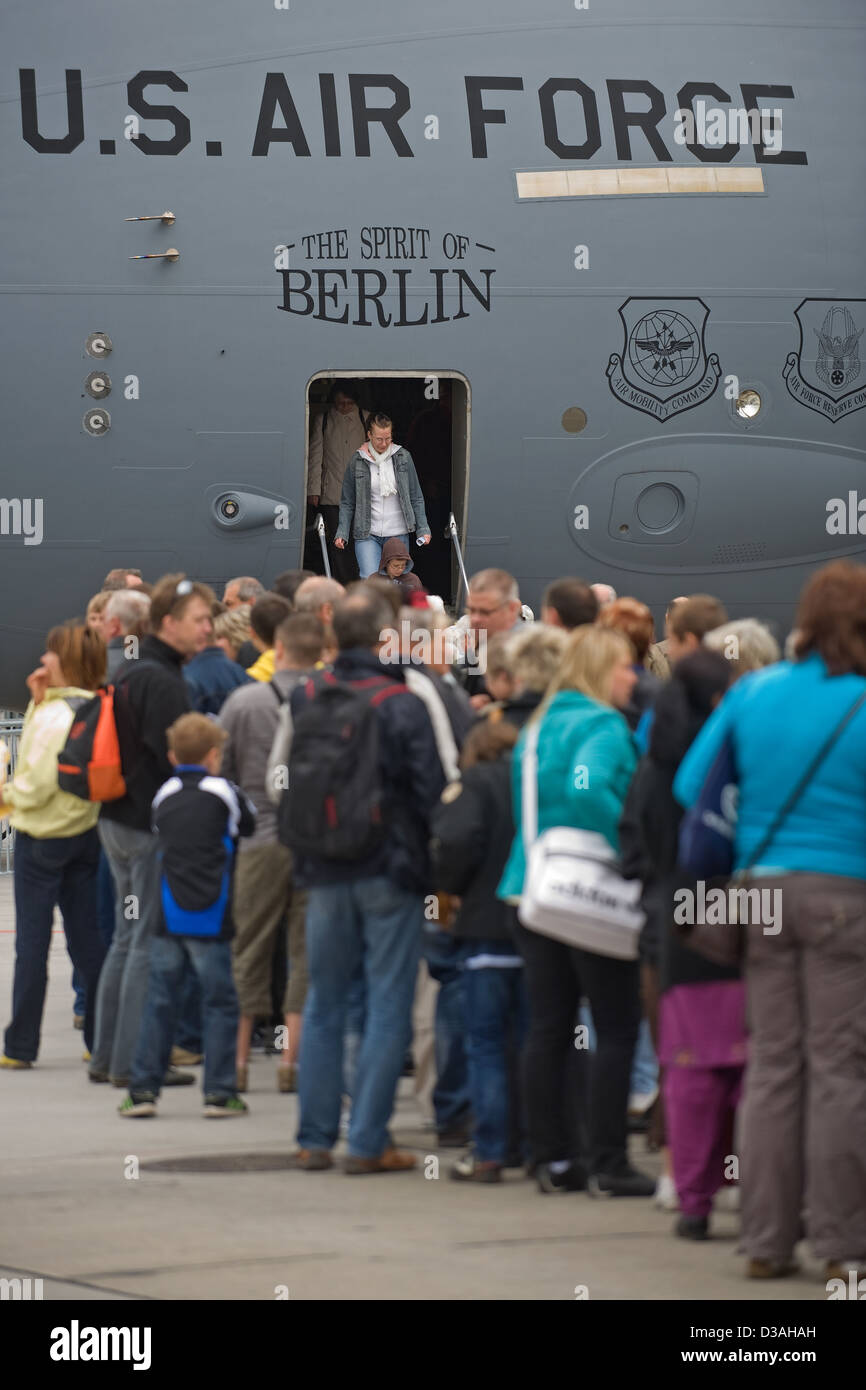 Schoenefeld, Germany, the queue in front of a military plane of the U.S. Air Force Stock Photo