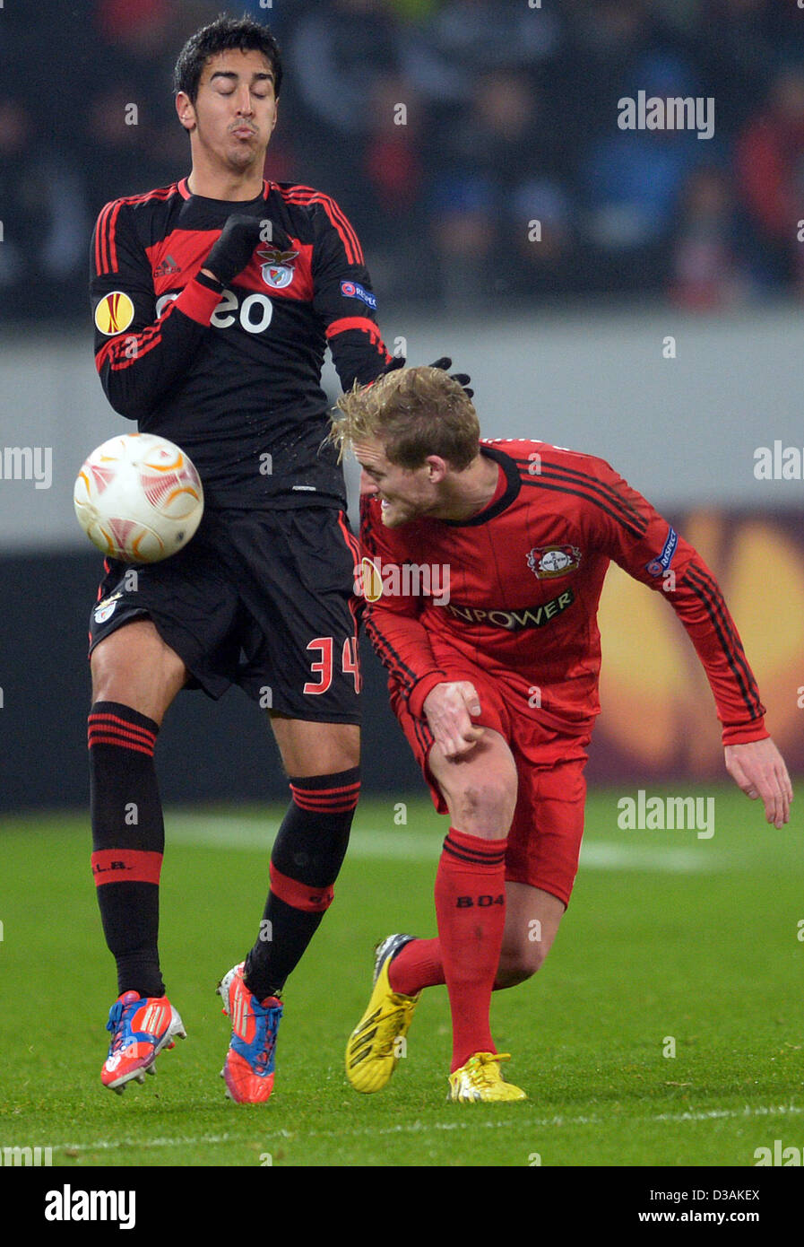Leverkusen's Andre Schuerrle (R) and Andre Almeida of Benfica vie for the ball during the UEFA Europa League round of 32 first leg soccer match between Bayer Leverkusen and Benfica Lisbon at at BayArena stadium in Leverkusen, Germany, 14 February 2013. Photo: Federico Gambarini/dpa +++(c) dpa - Bildfunk+++ Stock Photo