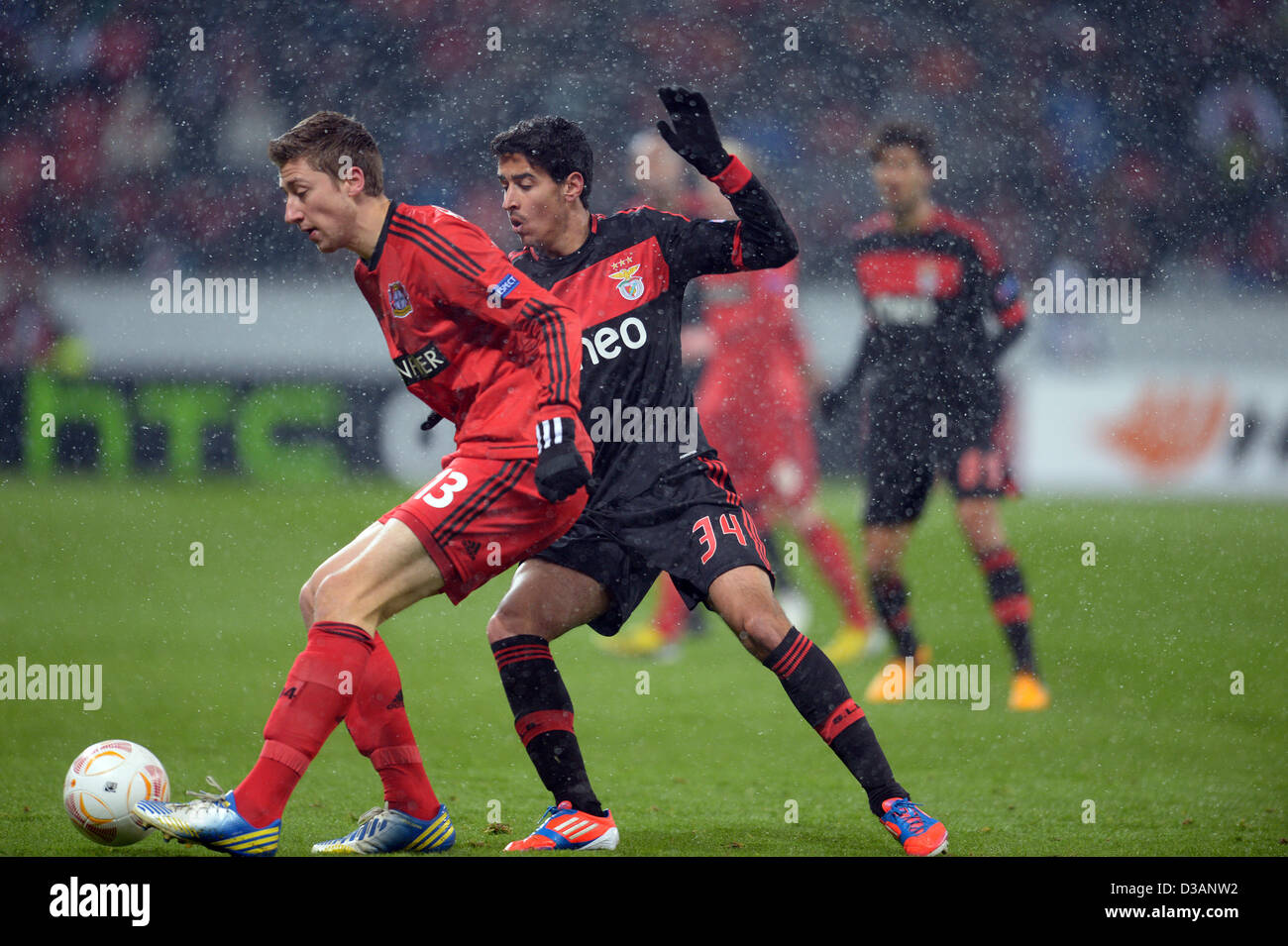 Leverkusen's Jens Hegeler (L) and Andre Almeida of Benfica vie for the ball during the UEFA Europa League round of 32 first leg soccer match between Bayer Leverkusen and Benfica Lisbon at at BayArena stadium in Leverkusen, Germany, 14 February 2013. Photo: Federico Gambarini/dpa Stock Photo