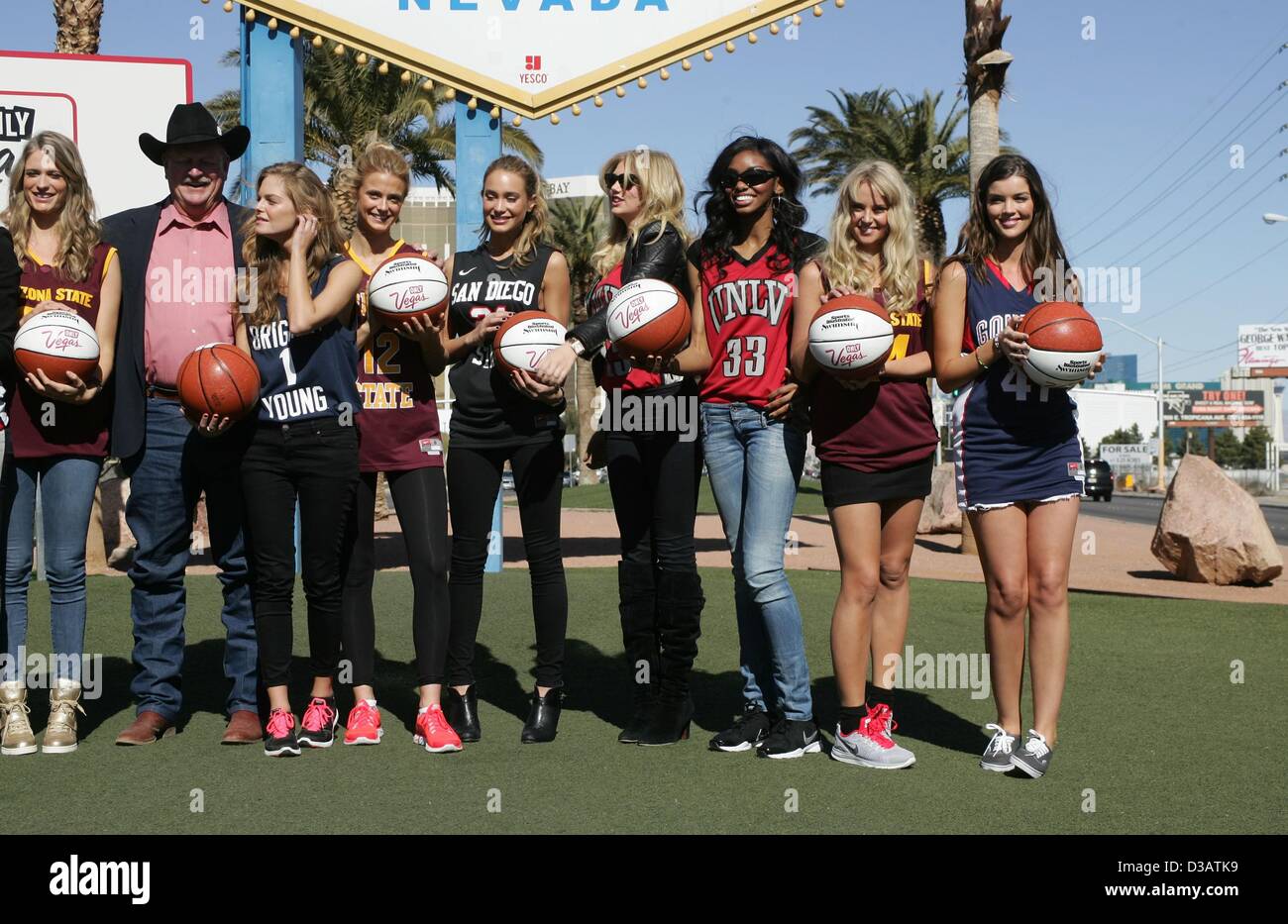 Las Vegas, Nevada, USA. 14th February 2013. Julie Henderson, Guest, Jessica Perez, Kate Bock, Hannah Davis, Kate Upton, Adaora, Genevieve Morton, Natasha Barnard at a public appearance for Sports Illustrated Swimsuit Issue Salutes NCAA Basketball Conference Championships, 'Welcome to Las Vegas' sign, Las Vegas, NV February 14, 2013. Photo By: James Atoa/Everett Collection/Alamy Live News Stock Photo
