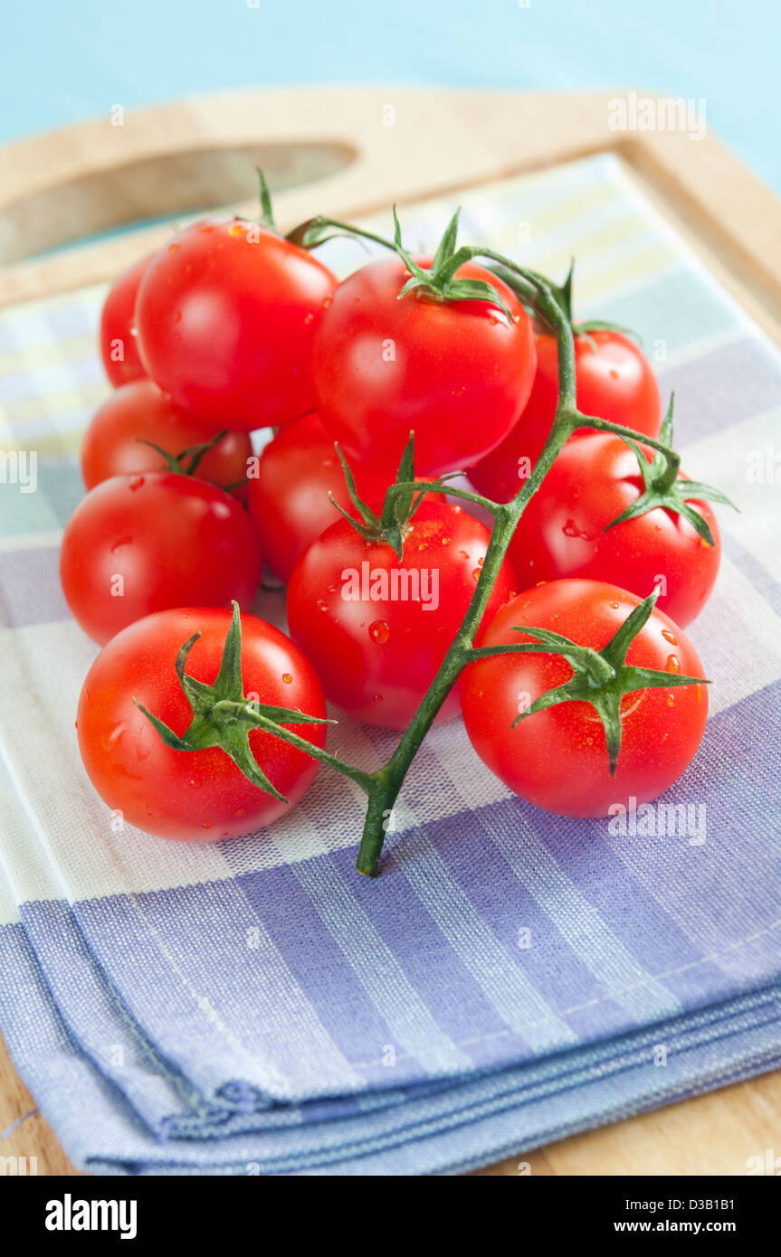 Bunch of fresh cherry tomatoes on a kitchen cloth Stock Photo - Alamy