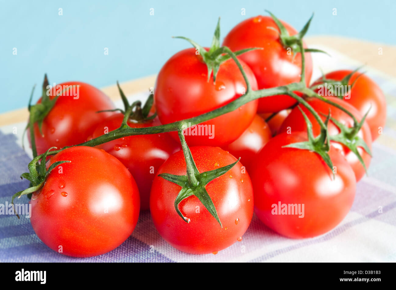 Close up bunch tomatoes vertical hi-res stock photography and images ...